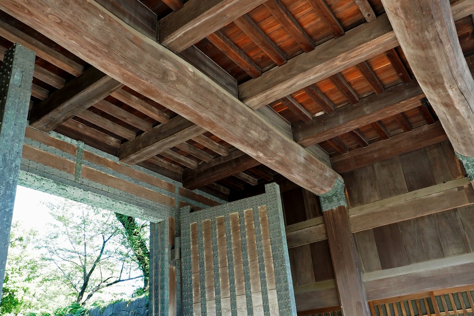 传统木建筑内部，特色木梁和天花板