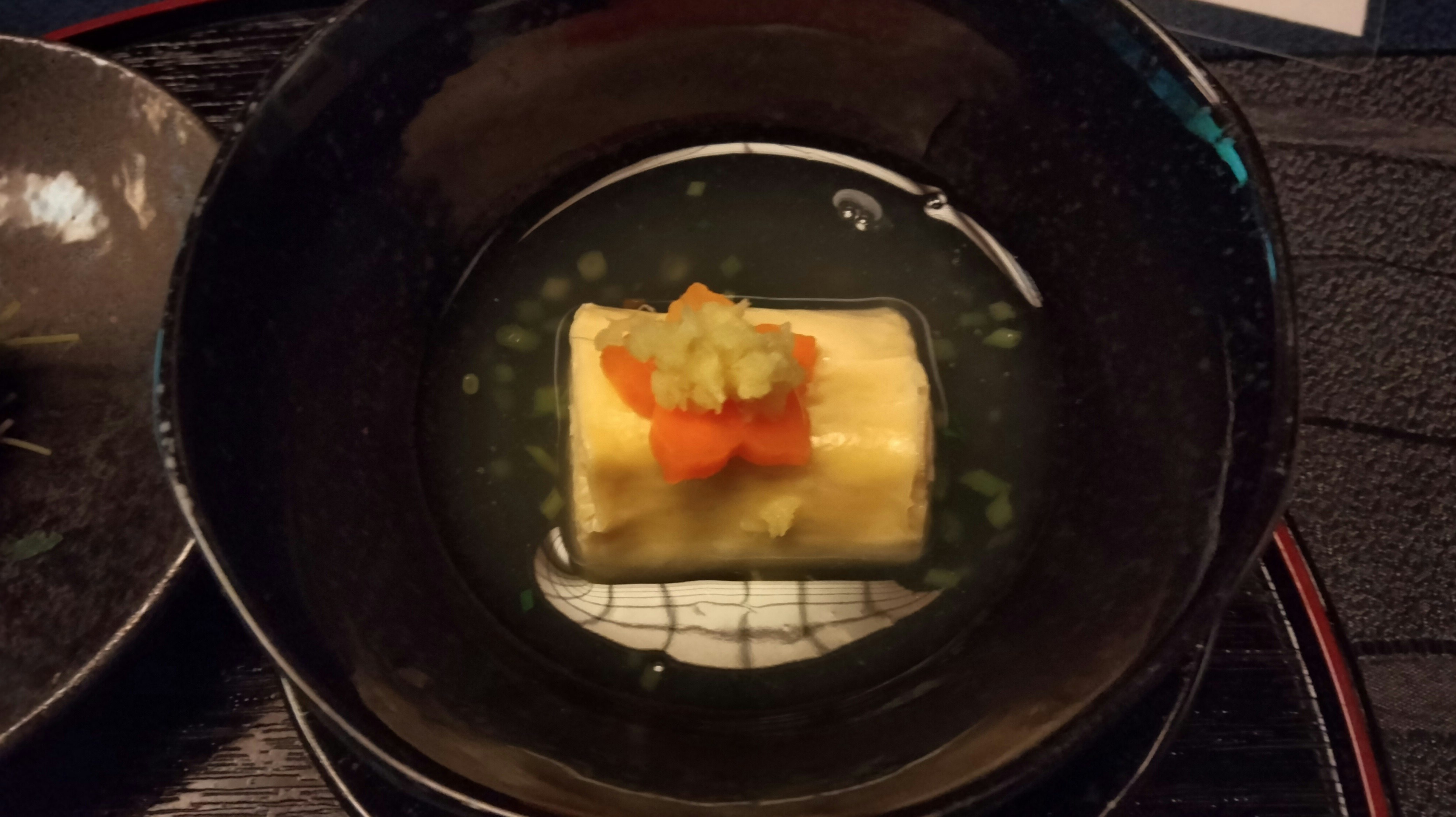 碗中摆放的豆腐类菜肴