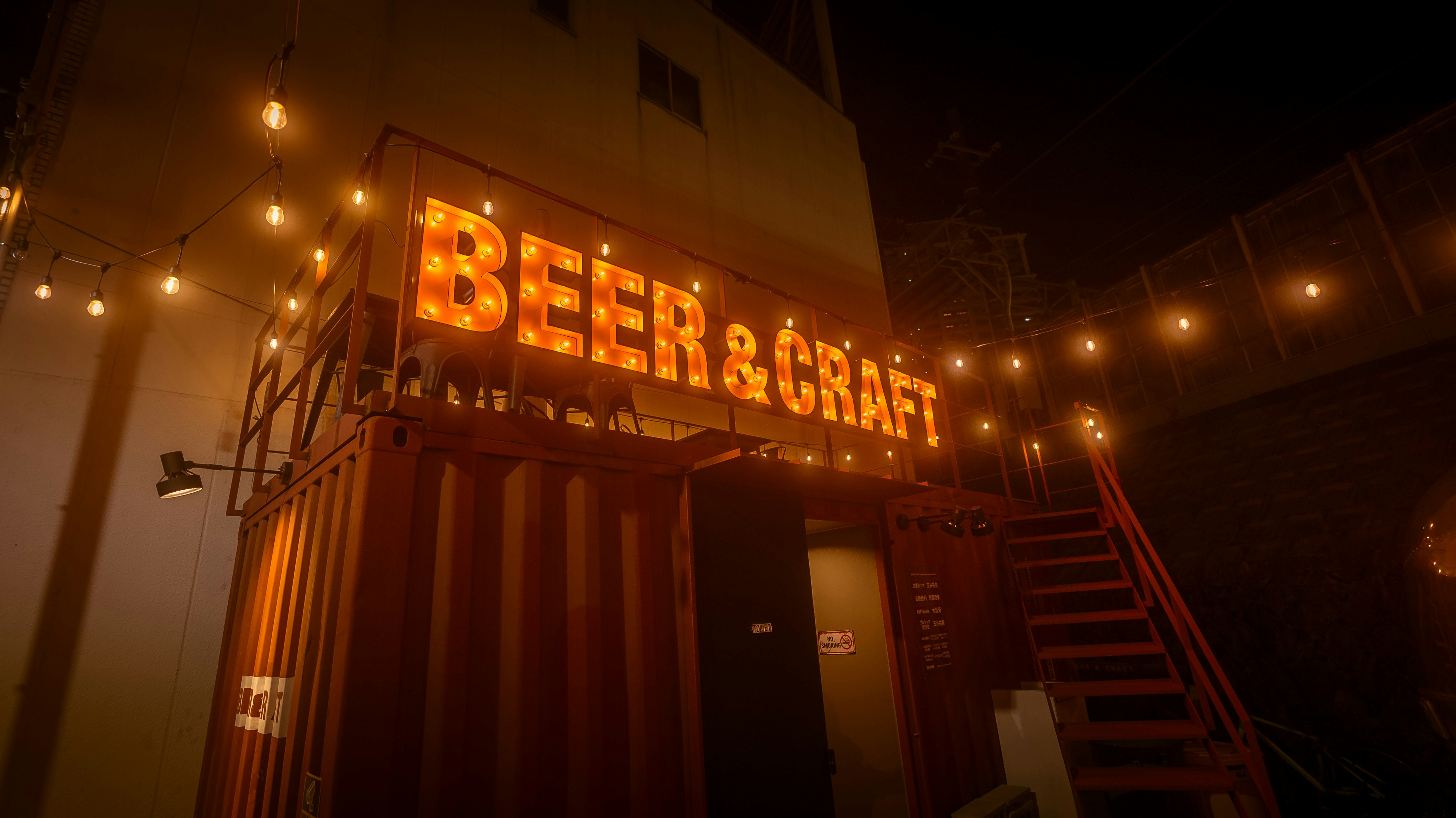 Mặt tiền cửa hàng ban đêm với biển hiệu “BEER & CRAFT”