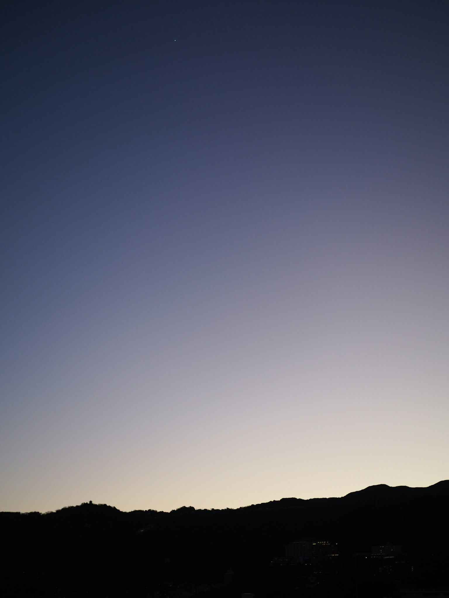 Ciel magnifique avec silhouette de montagnes au crépuscule