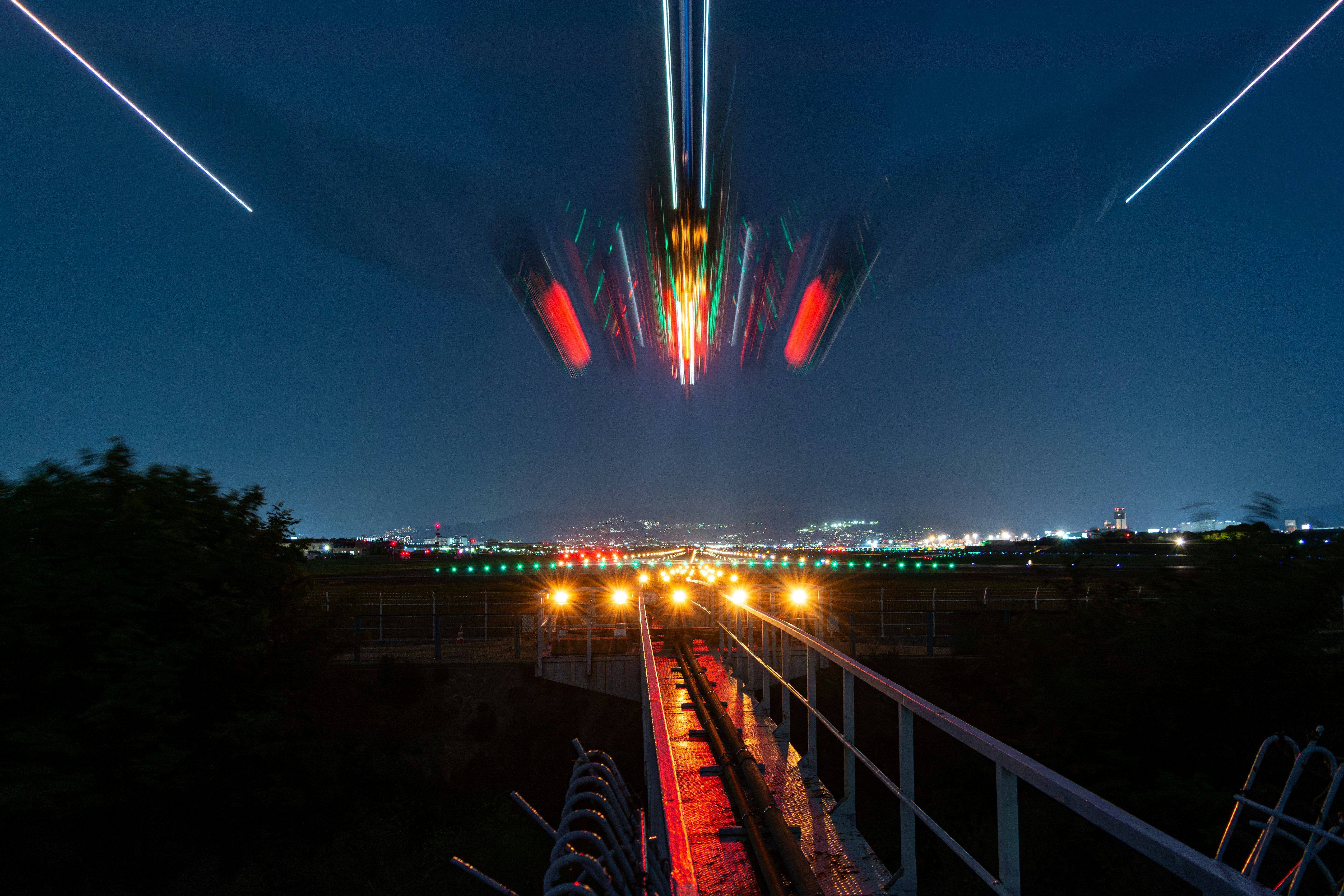 escena nocturna de la pista con un avión aterrizando y la silueta de las alas en el aeropuerto de Itami