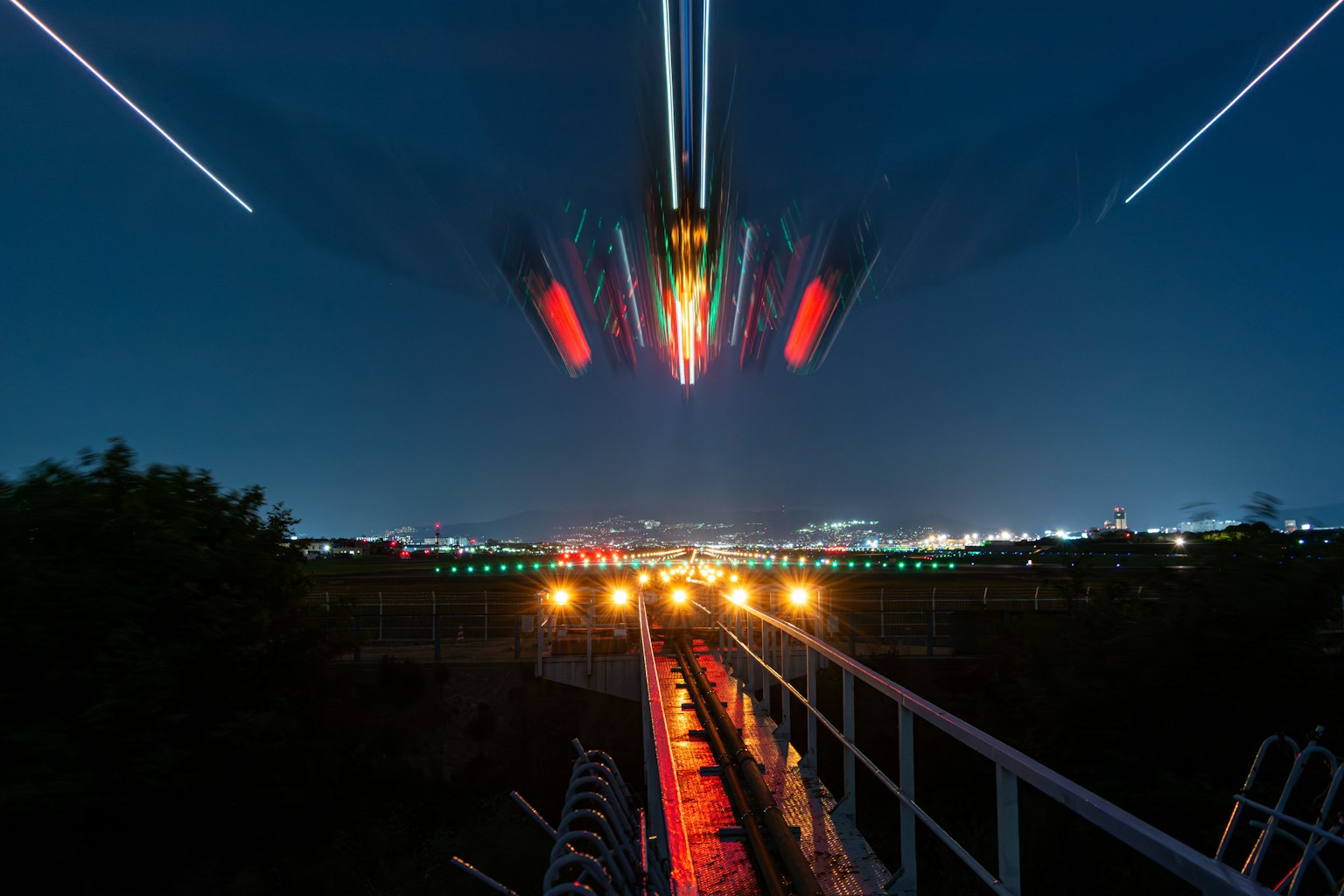 夜間城市景觀，光軌和橋樑結構