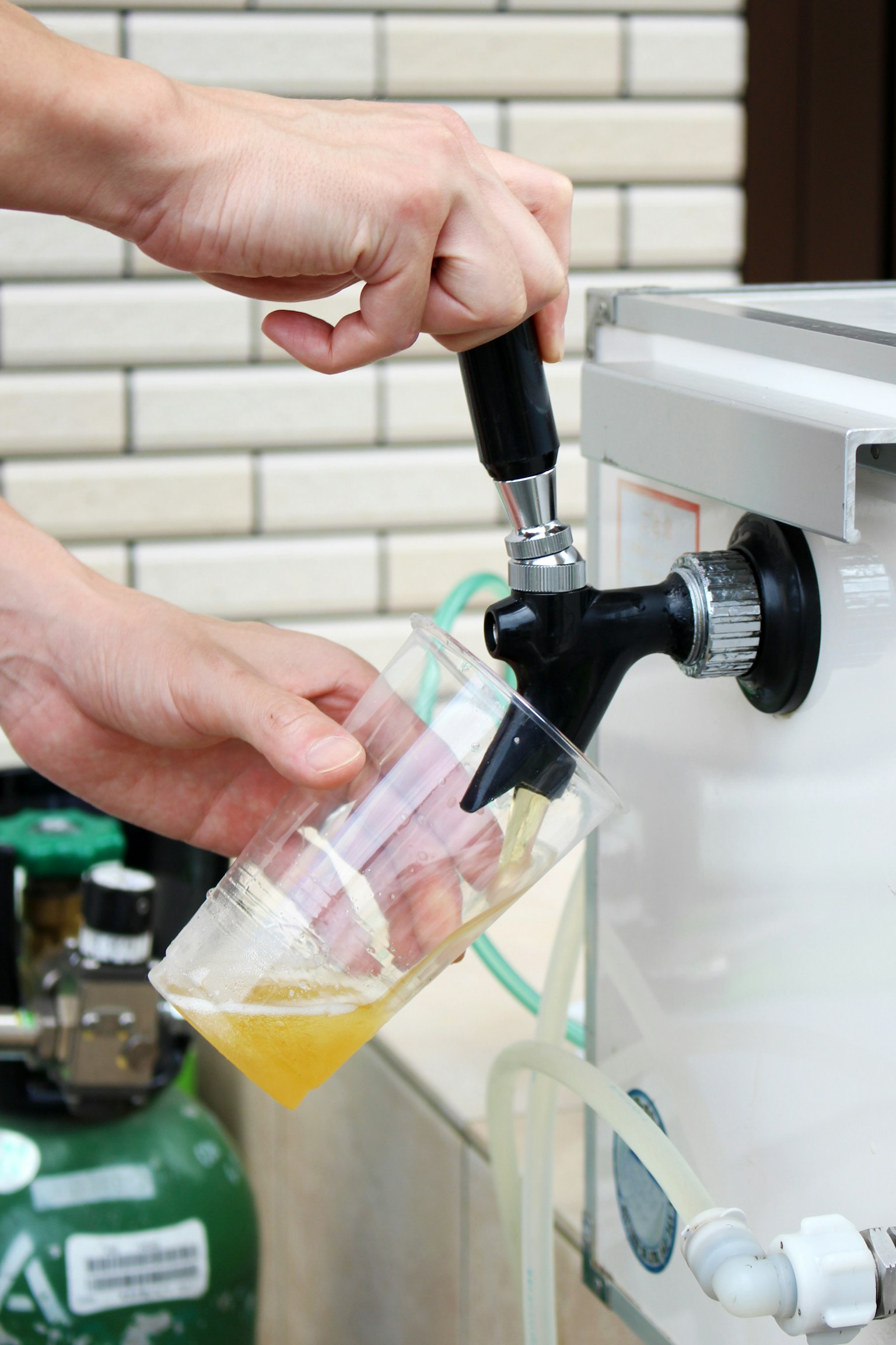 Main versant de la bière d'un robinet dans un verre