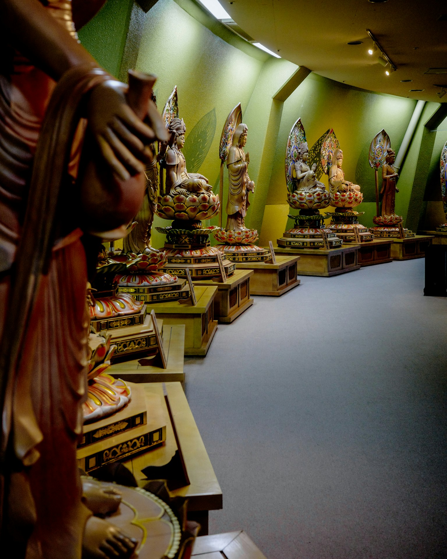 Pemandangan interior museum dengan patung dewa berwarna-warni