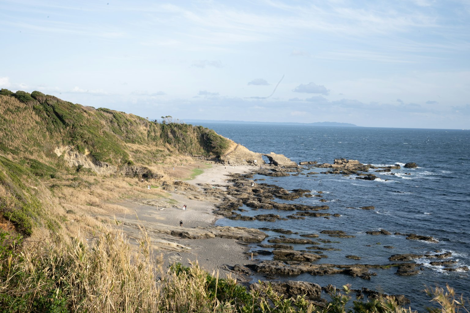 Eine ruhige Strandlandschaft mit Klippen und Felsen entlang der Küste