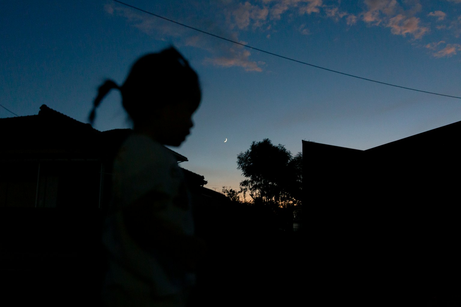 Silhouette d'un enfant au crépuscule avec des étoiles