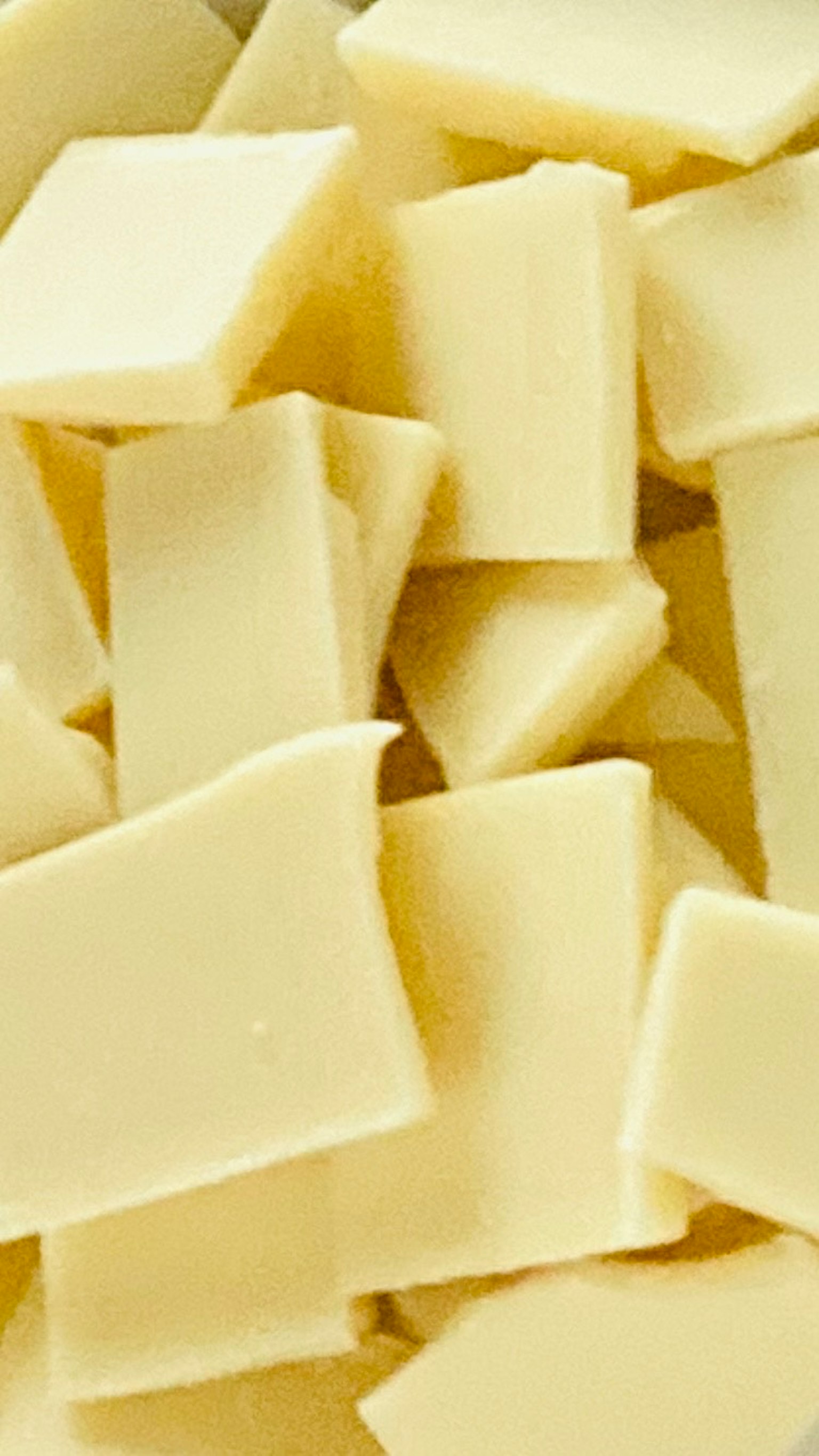 Gambar close-up potongan coklat putih yang berserakan