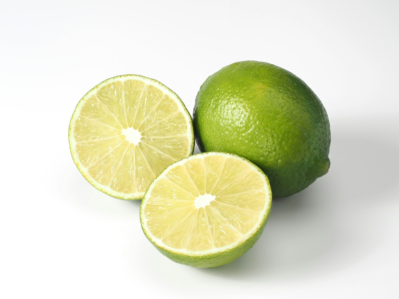 Lime verde fresco con due fette tagliate
