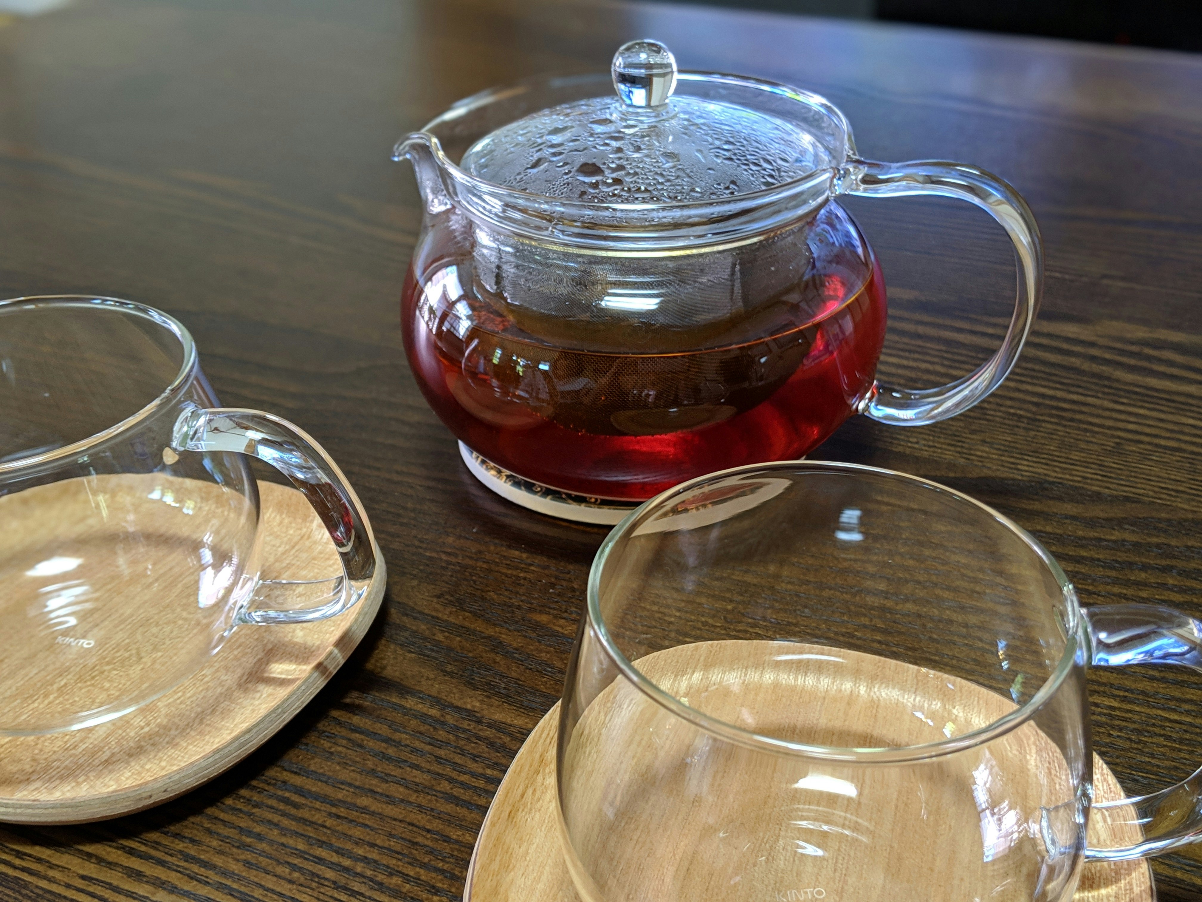 玻璃茶壶和茶杯的桌面摆设