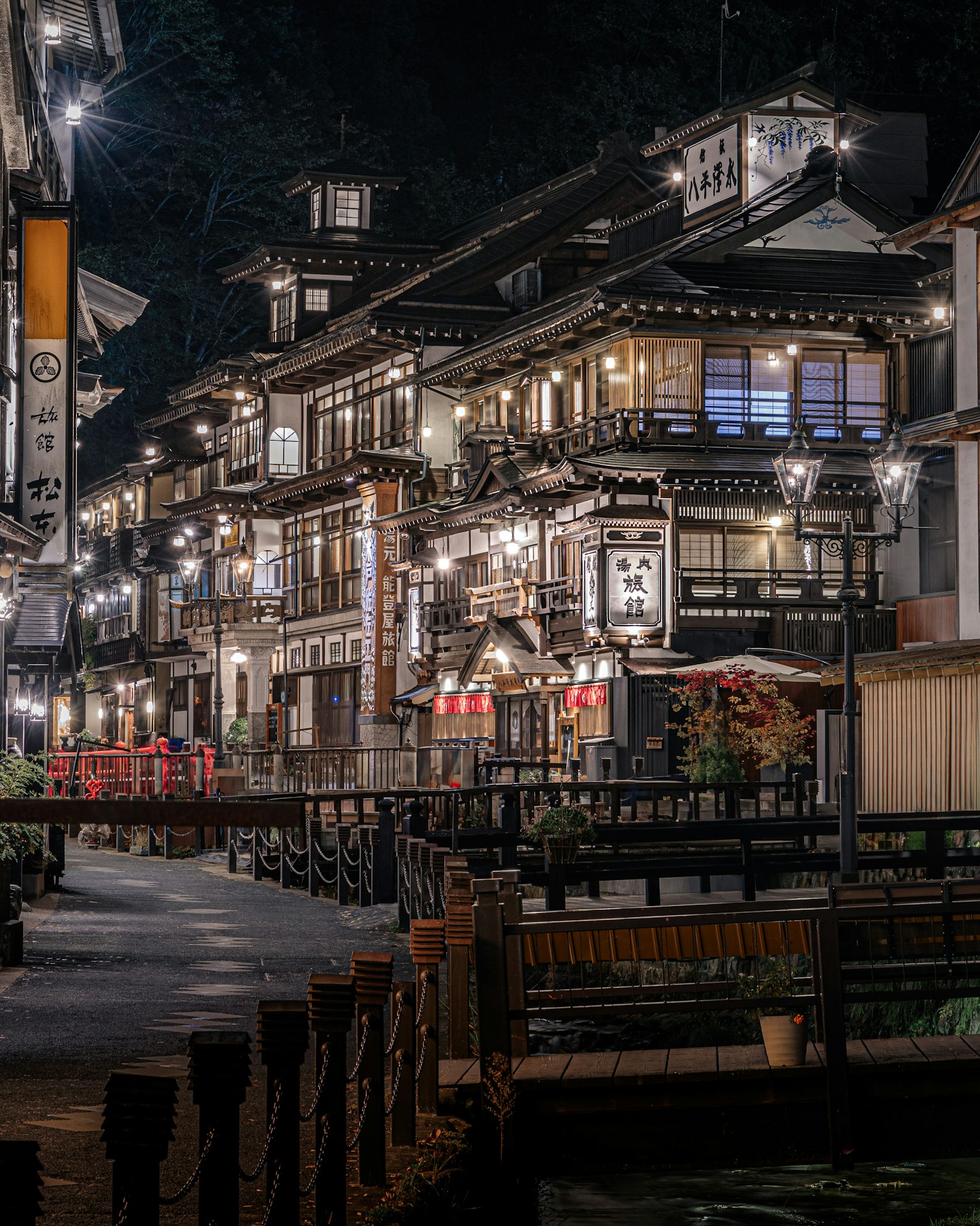 Bâtiments traditionnels dans une ville thermale la nuit