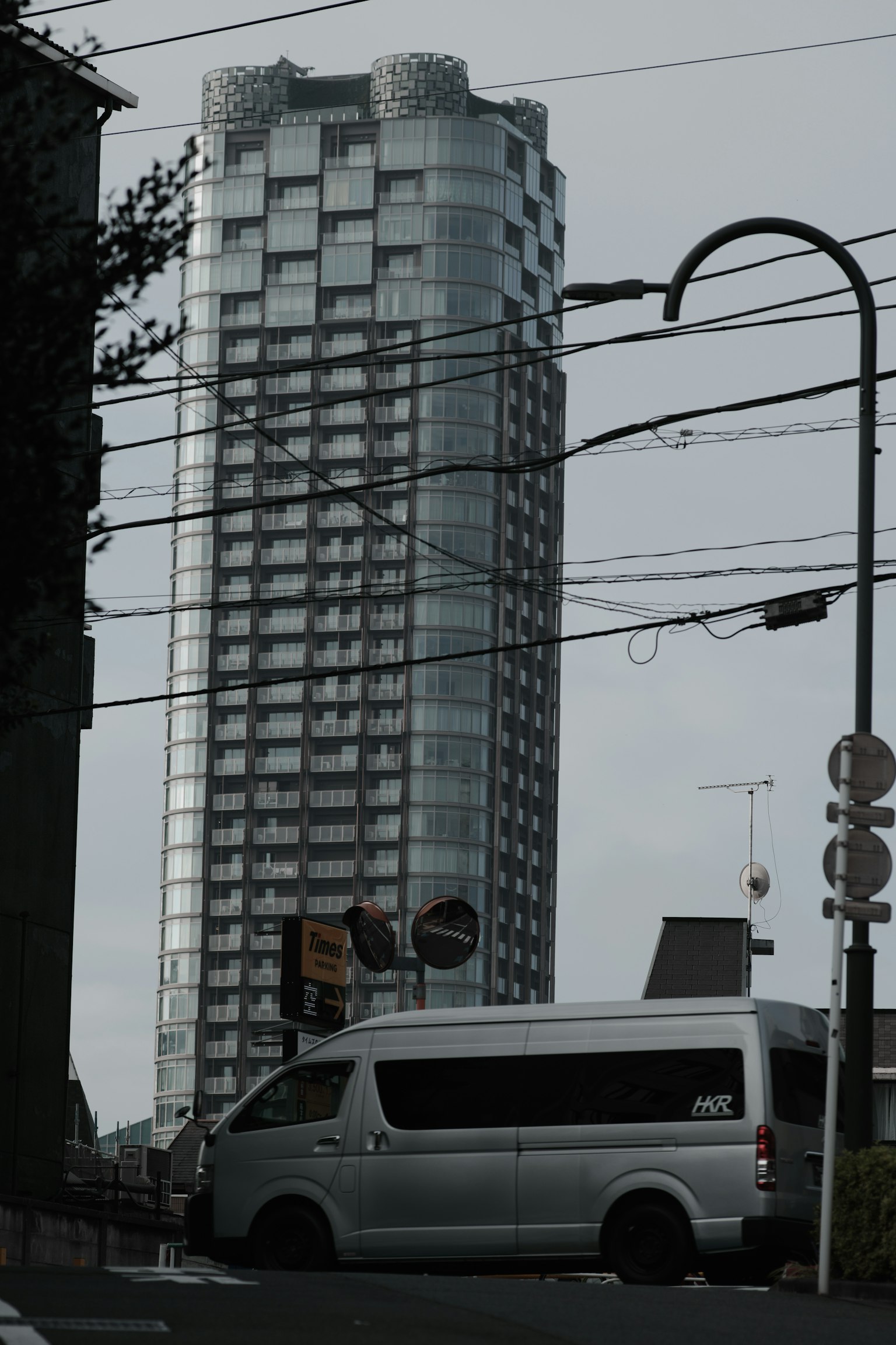 现代摩天大楼与城市环境中的白色面包车