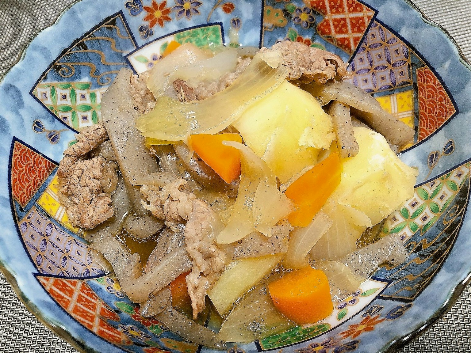 一盘色彩丰富的日本炖菜，包含蔬菜和肉类