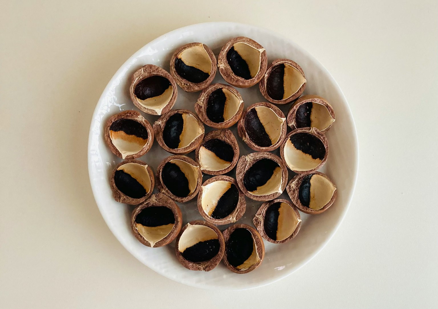 Un piatto bianco pieno di tazze di cioccolato con crema scura