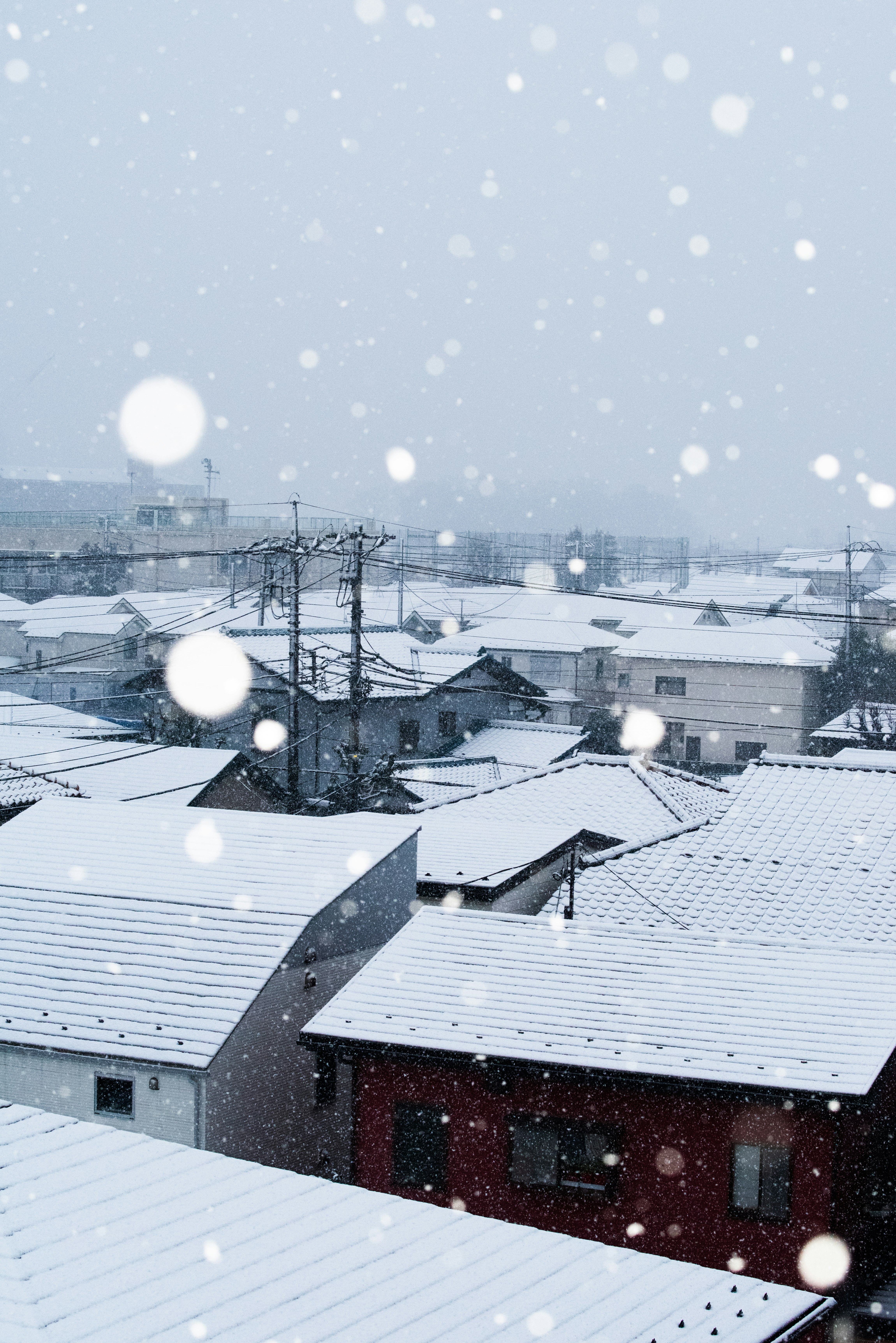 雪天的冬季城鎮場景屋頂覆蓋著雪和飄落的雪花