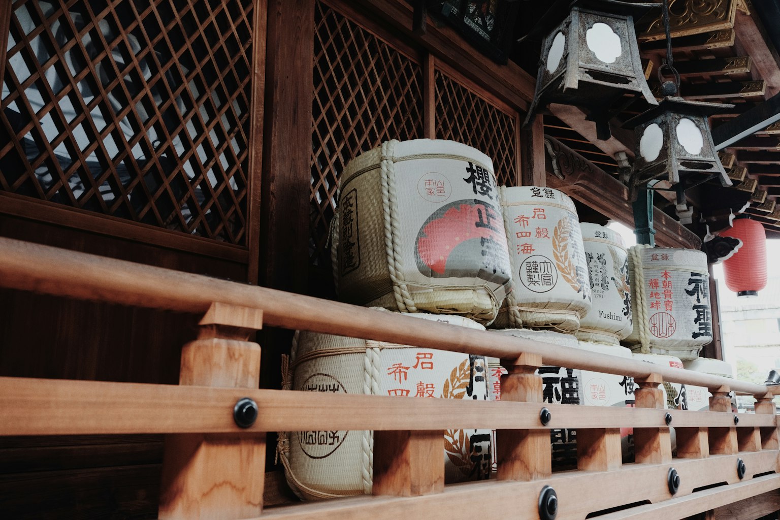Pegangan kayu dengan tong sake dan lentera tradisional