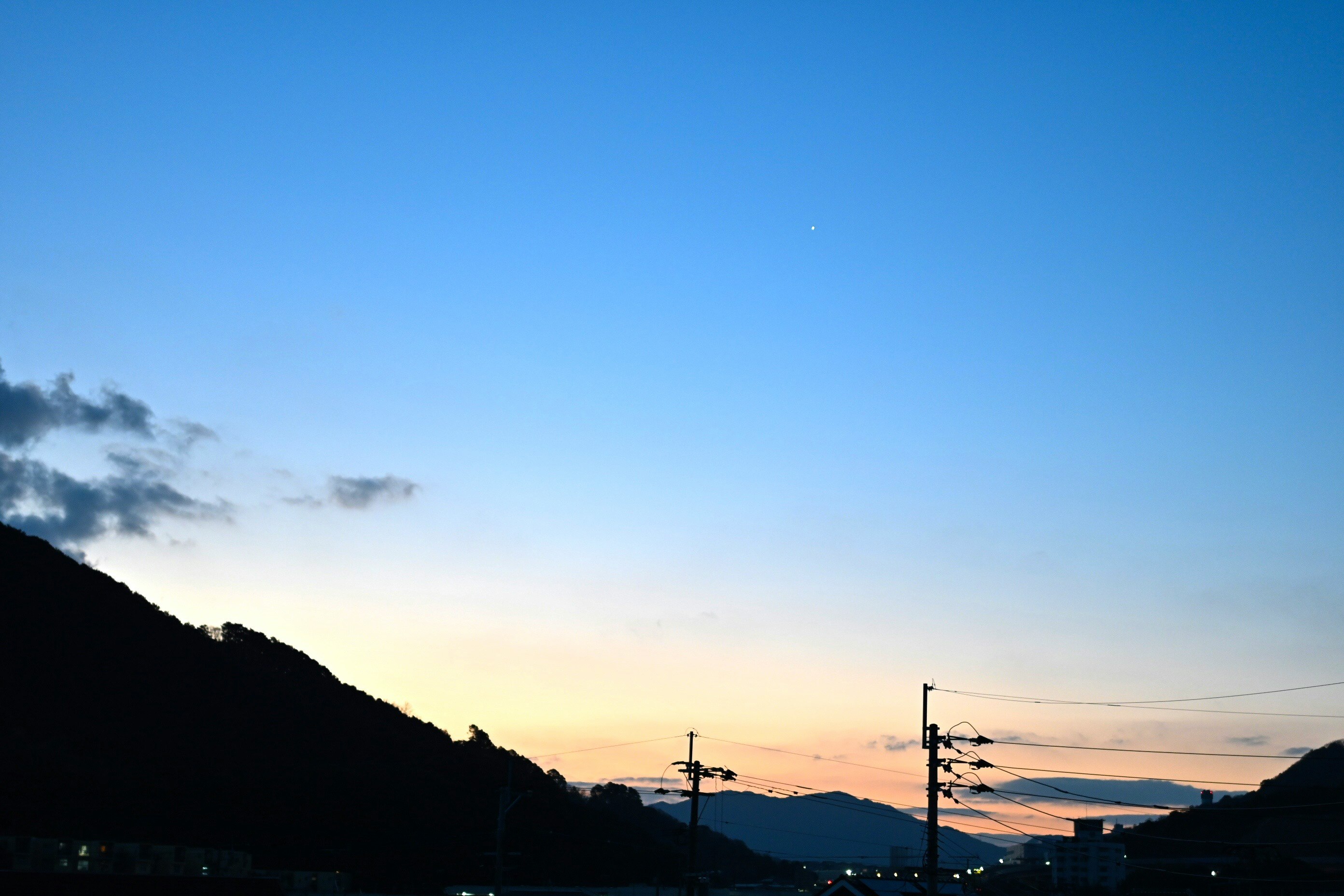 冬の朝のグラデーション空と日の出の風景