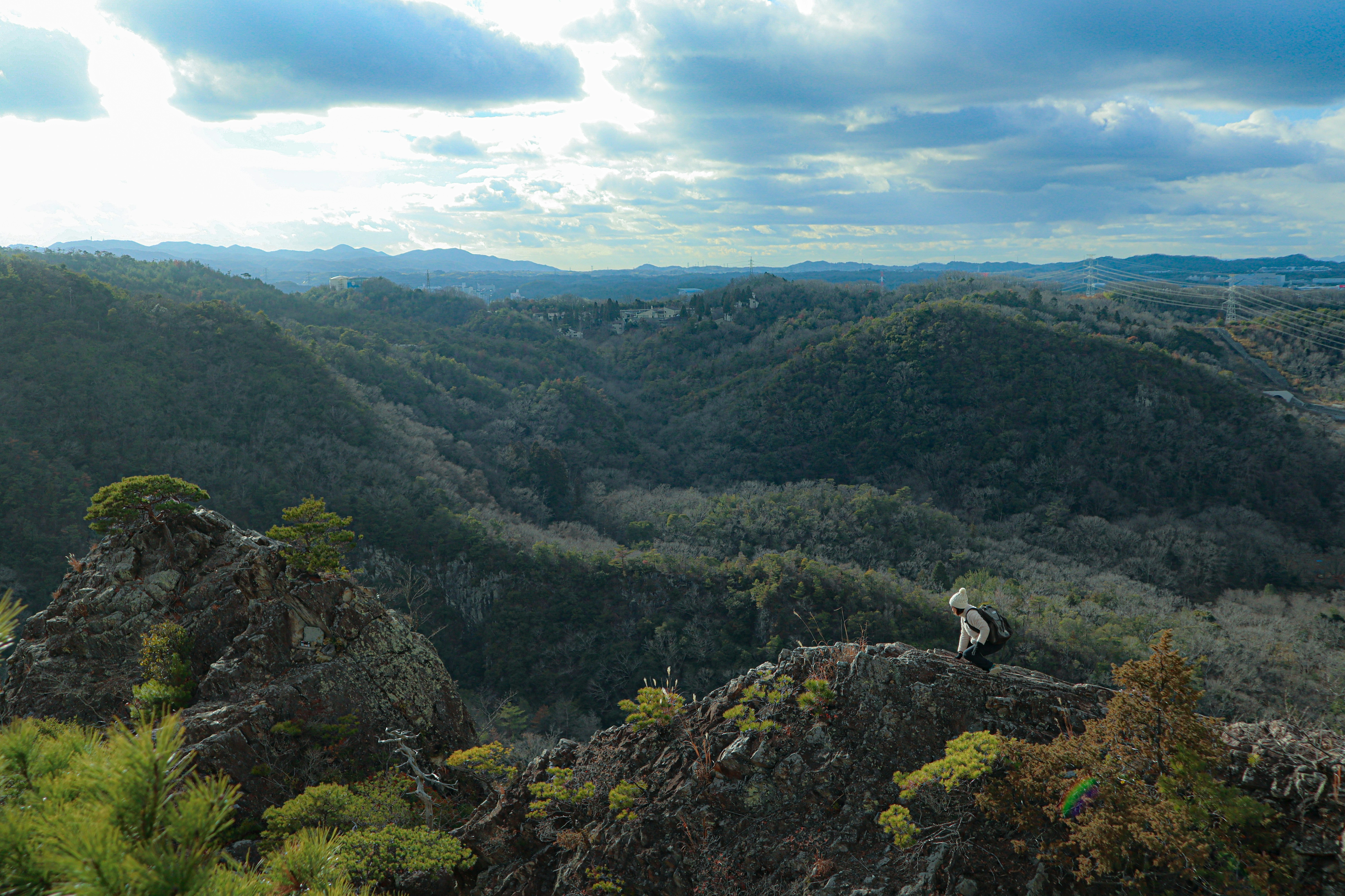 兵庫県神戸市北区の岩山と山並みを見下ろす自然風景