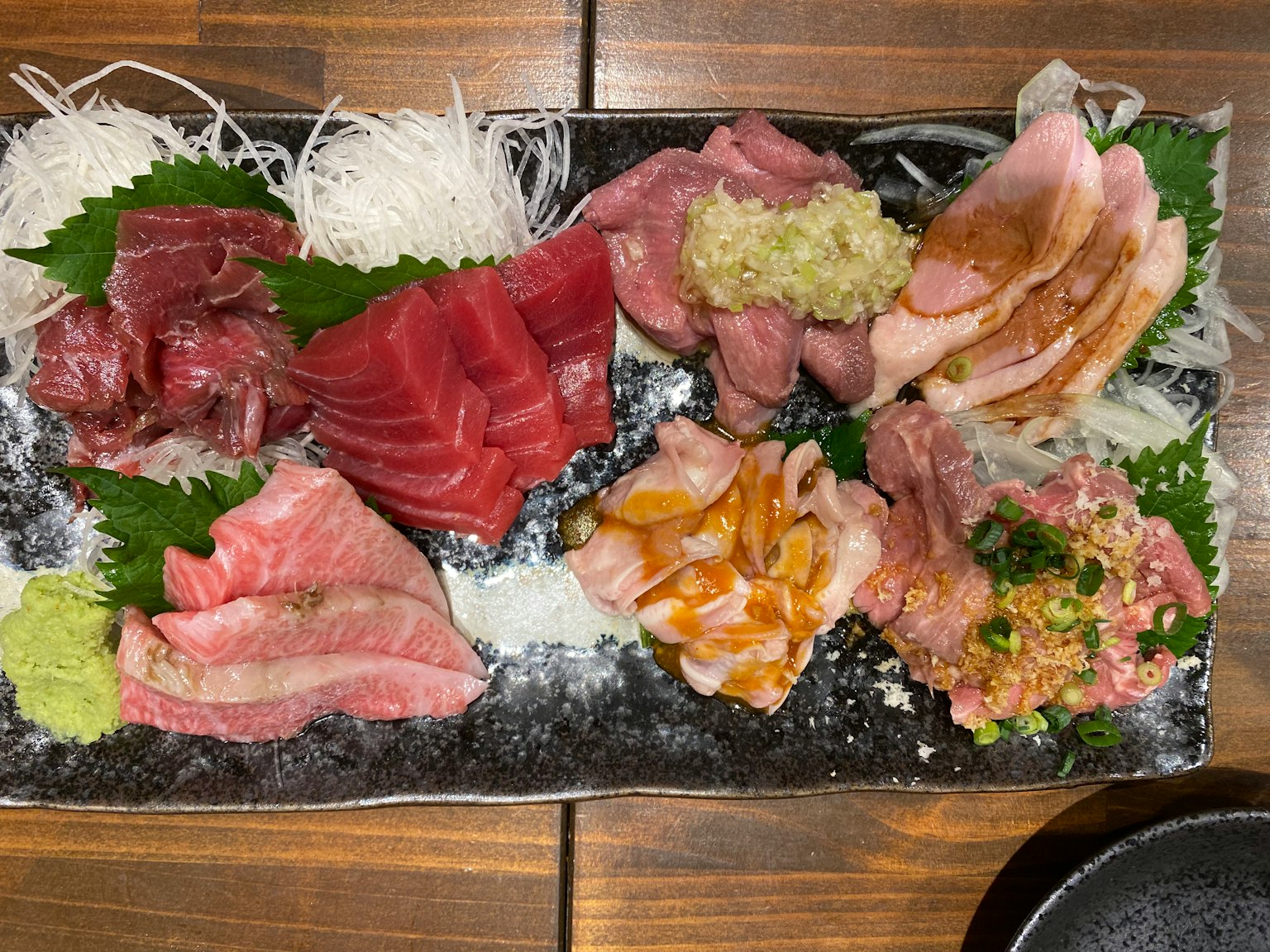 Bunter Sashimi-Teller mit frischem Fisch und Wasabi