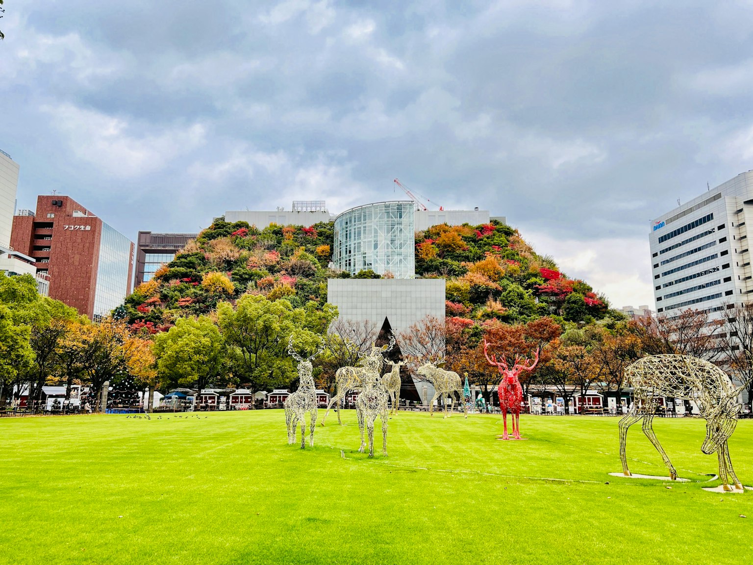 一個公園場景，綠草如茵和藝術雕塑
