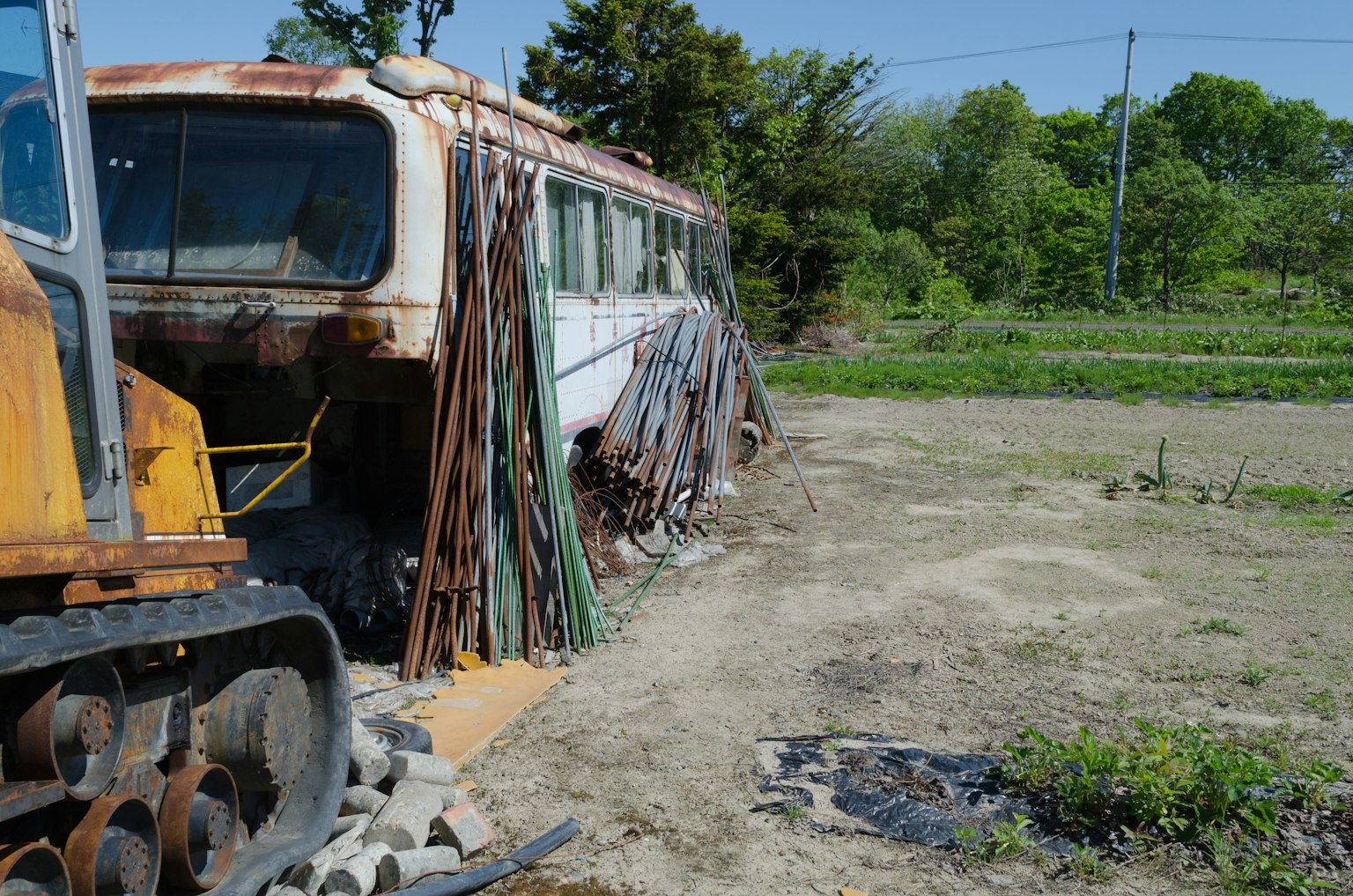 Paisaje con un autobús abandonado y montones de chatarra