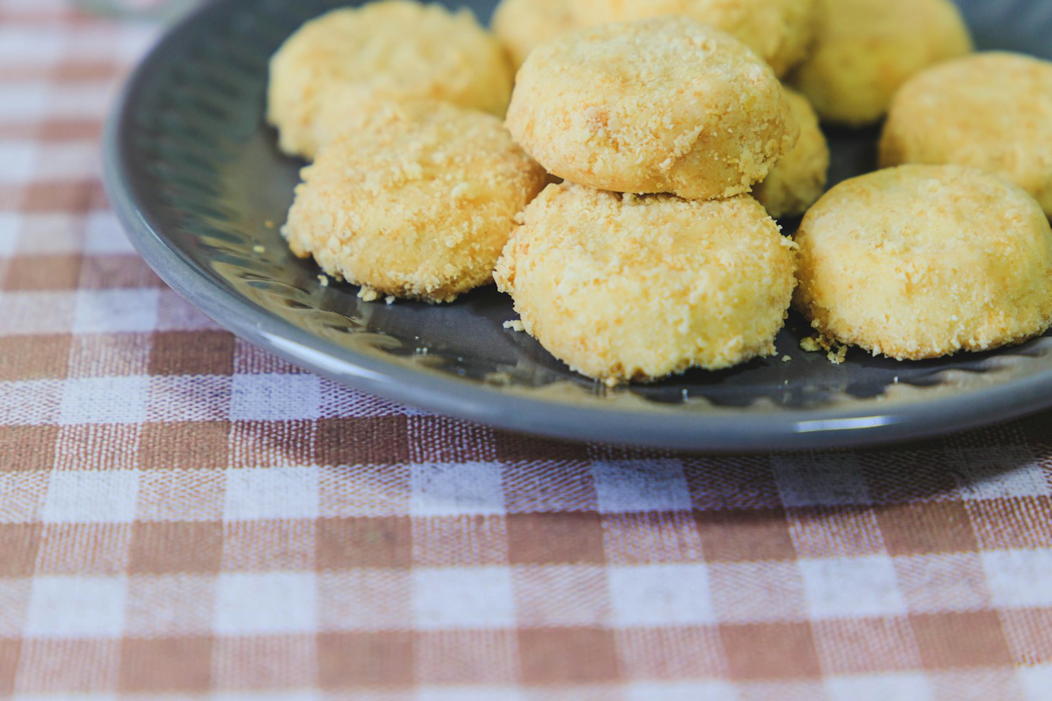 Biscuits jaunes disposés sur une assiette