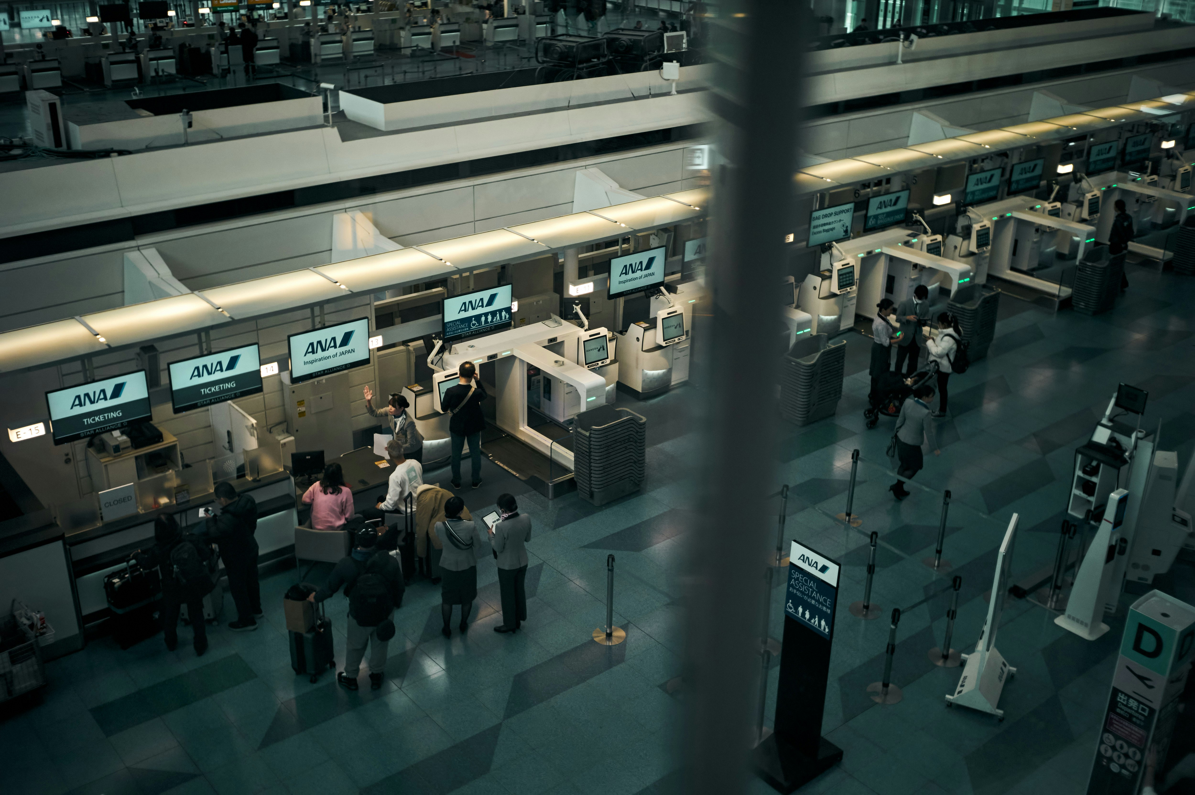 area check-in bandara yang luas dengan penumpang