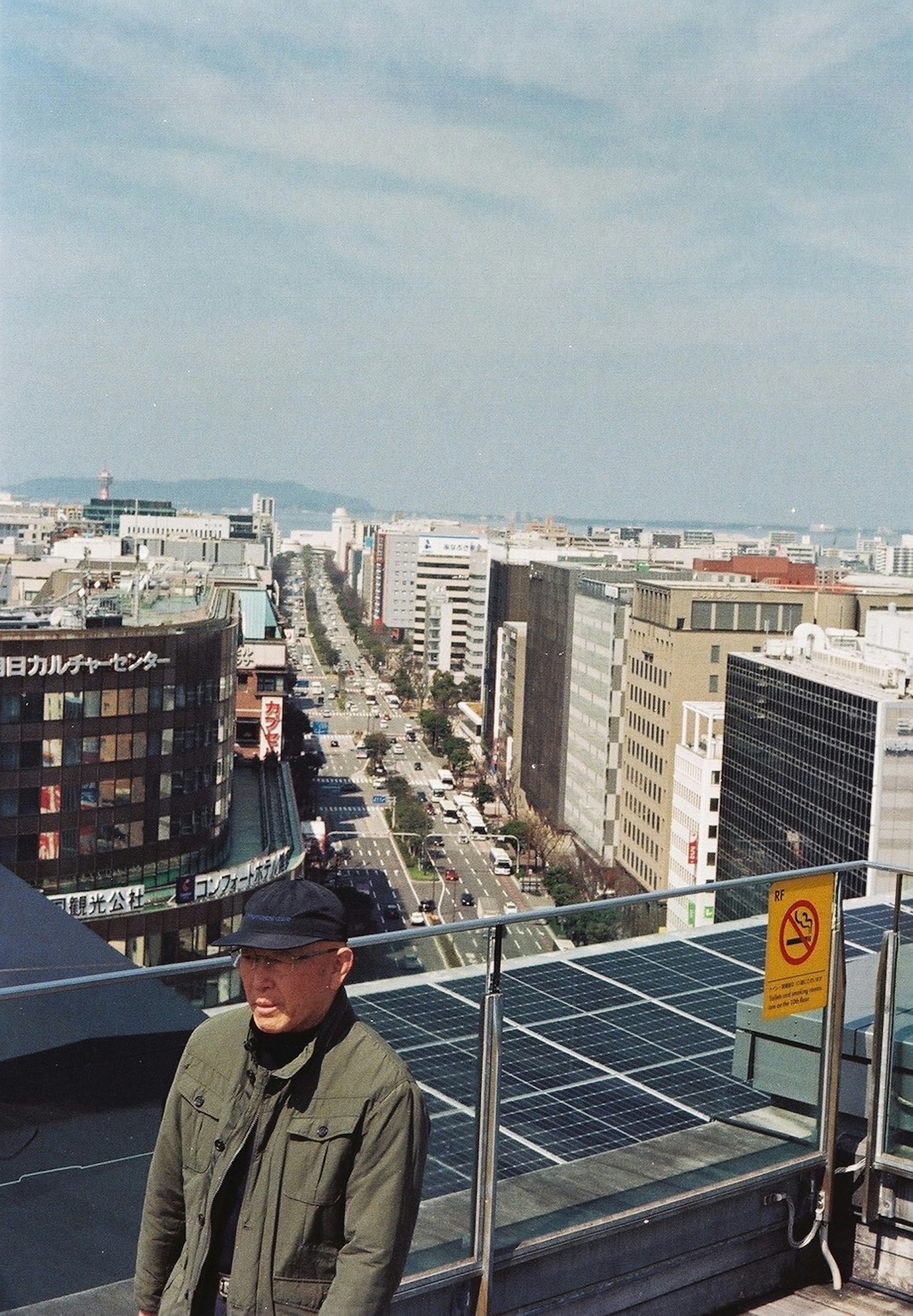 Homme debout sur un toit avec une vue sur la ville