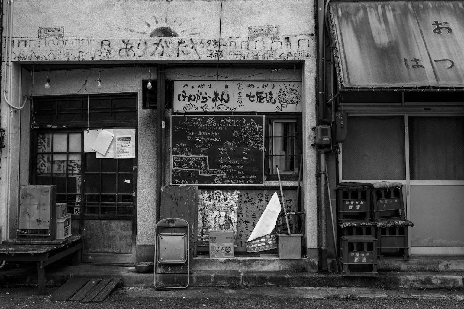Extérieur d'un vieux magasin photo en noir et blanc avec un panneau souriant