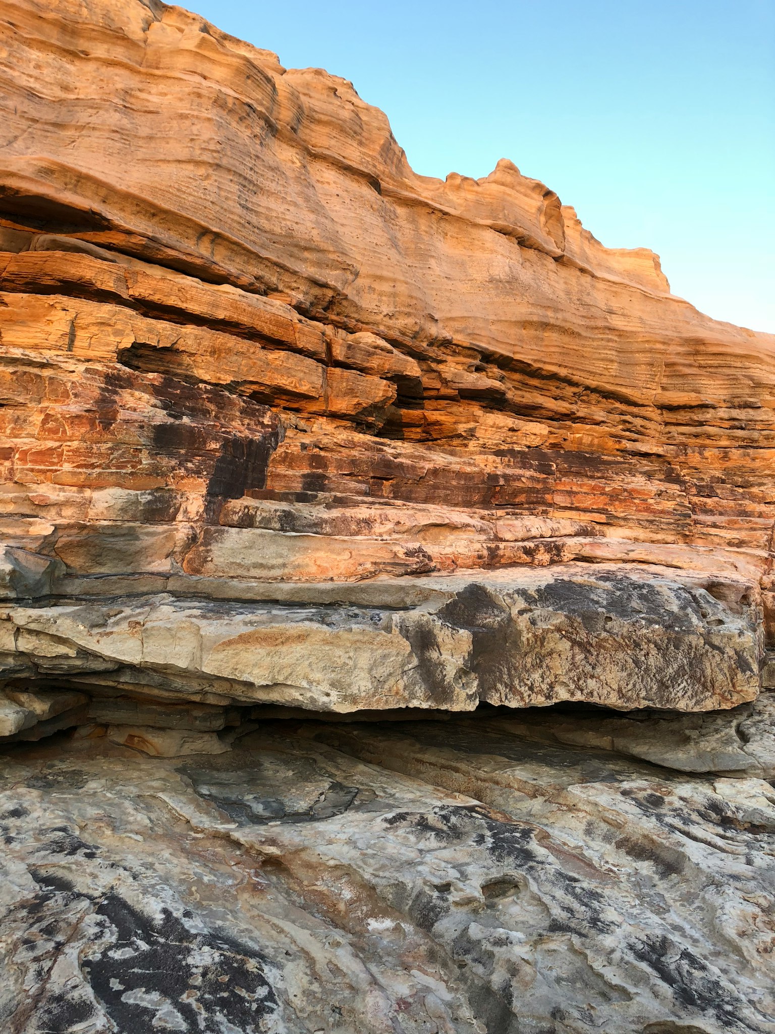 Formazioni rocciose stratificate che mostrano colori e texture naturali