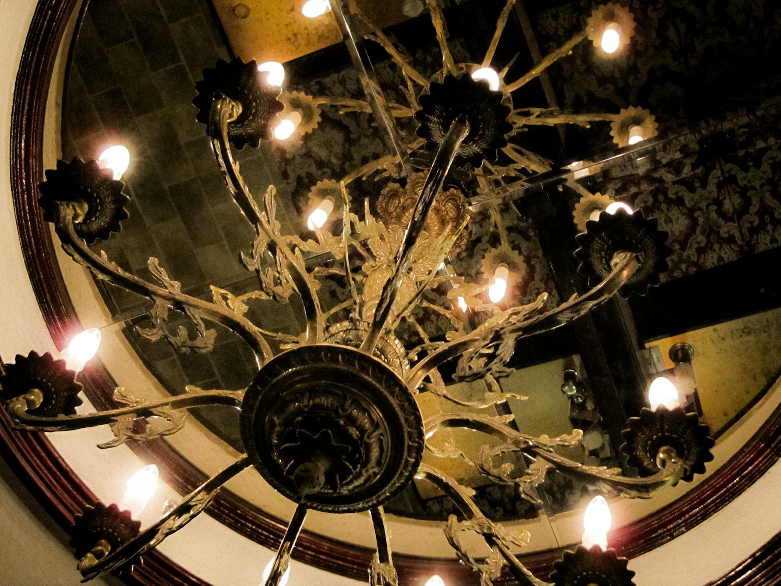 优雅房间天花板上悬挂的华丽吊灯的视角