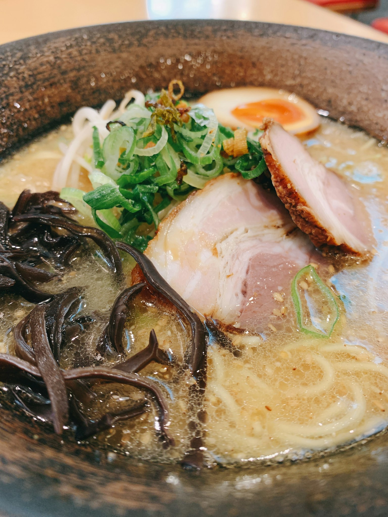 차슈, 파, 반숙 계란이 있는 라면 그릇