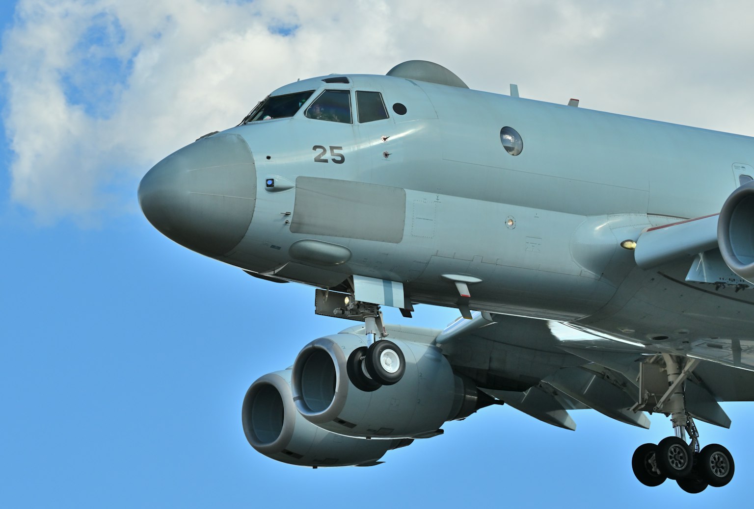 Nahaufnahme eines Flugzeugs mit fortschrittlichem Design und Motorendetails