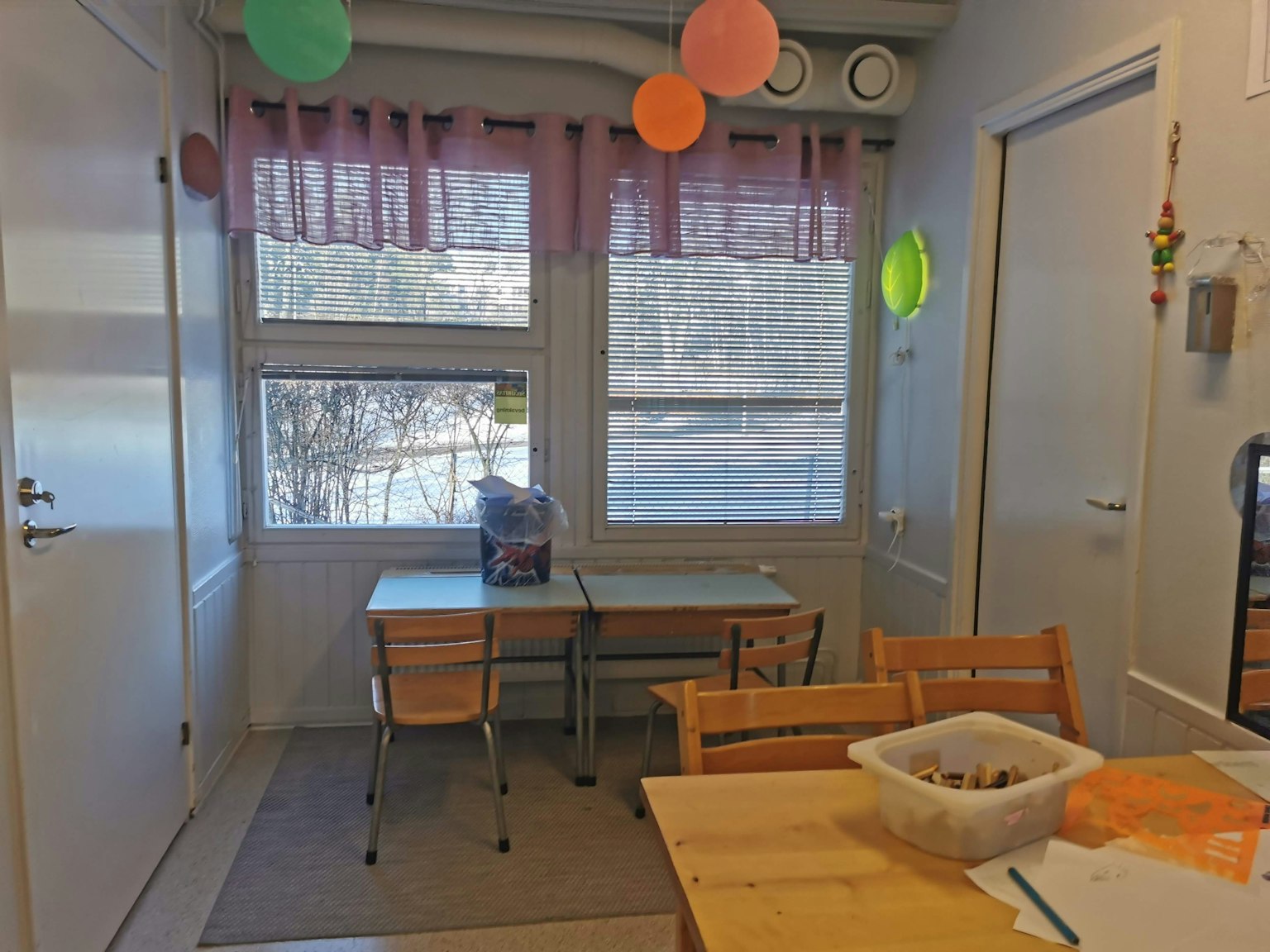 Habitación brillante decorada con globos coloridos luz natural que entra por las ventanas