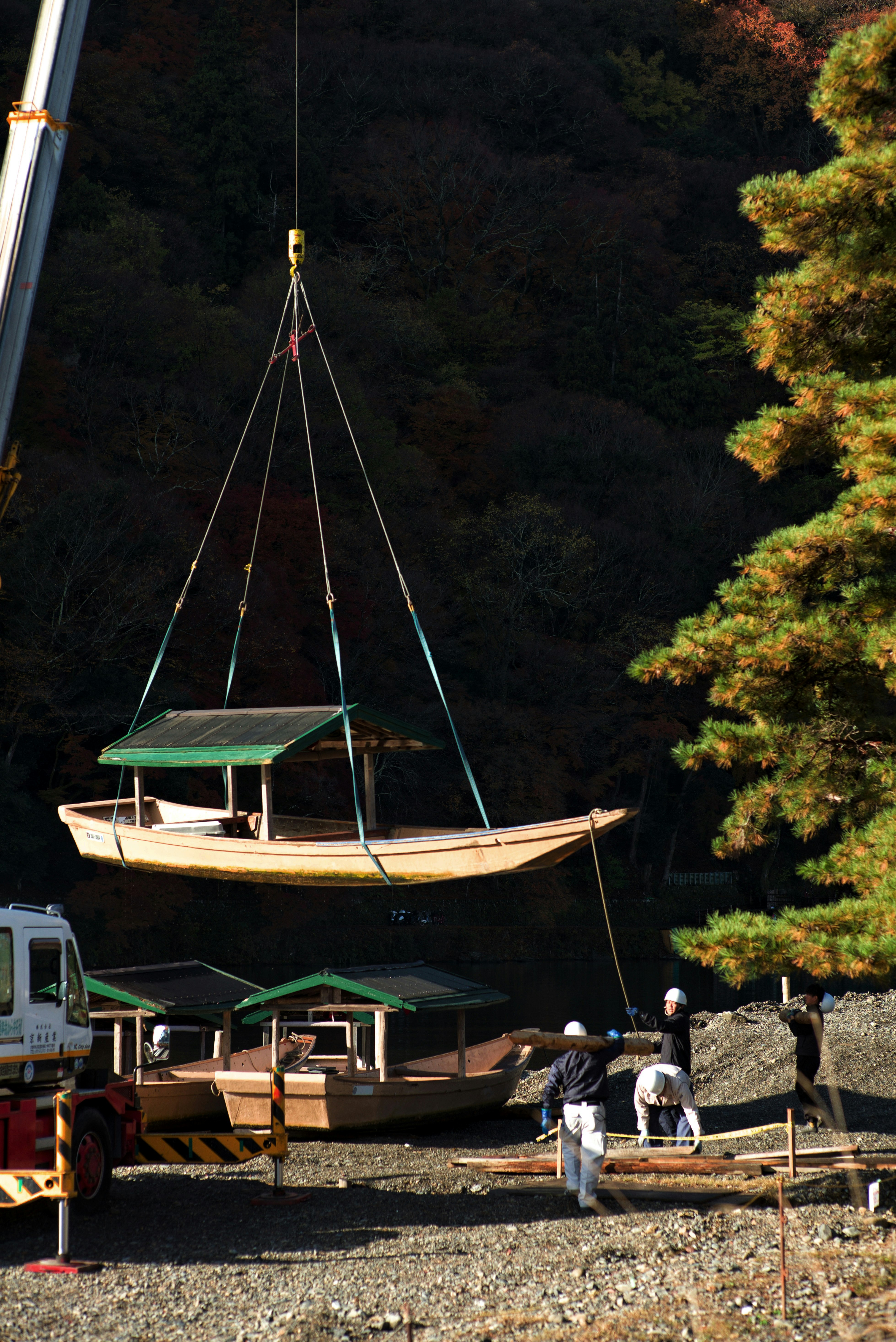 Bateau-yakatabune amarré au bord de la rivière à Arashiyama, avec les montagnes alentour