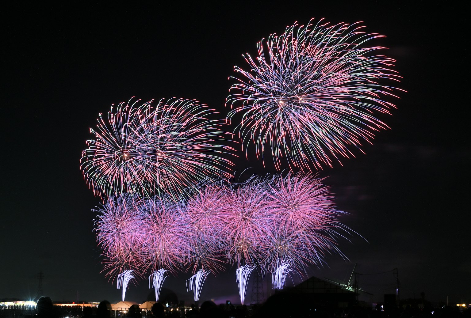 Màn trình diễn pháo hoa đầy màu sắc trên bầu trời đêm