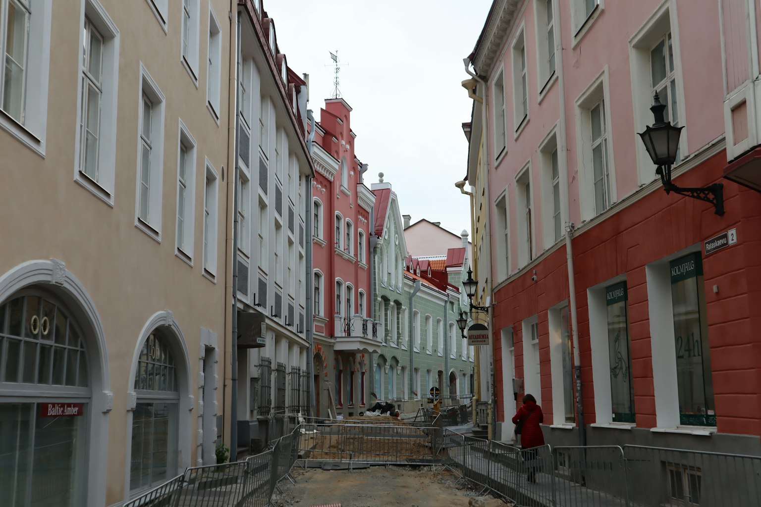 Bunte Gebäude entlang einer Straße in Estland