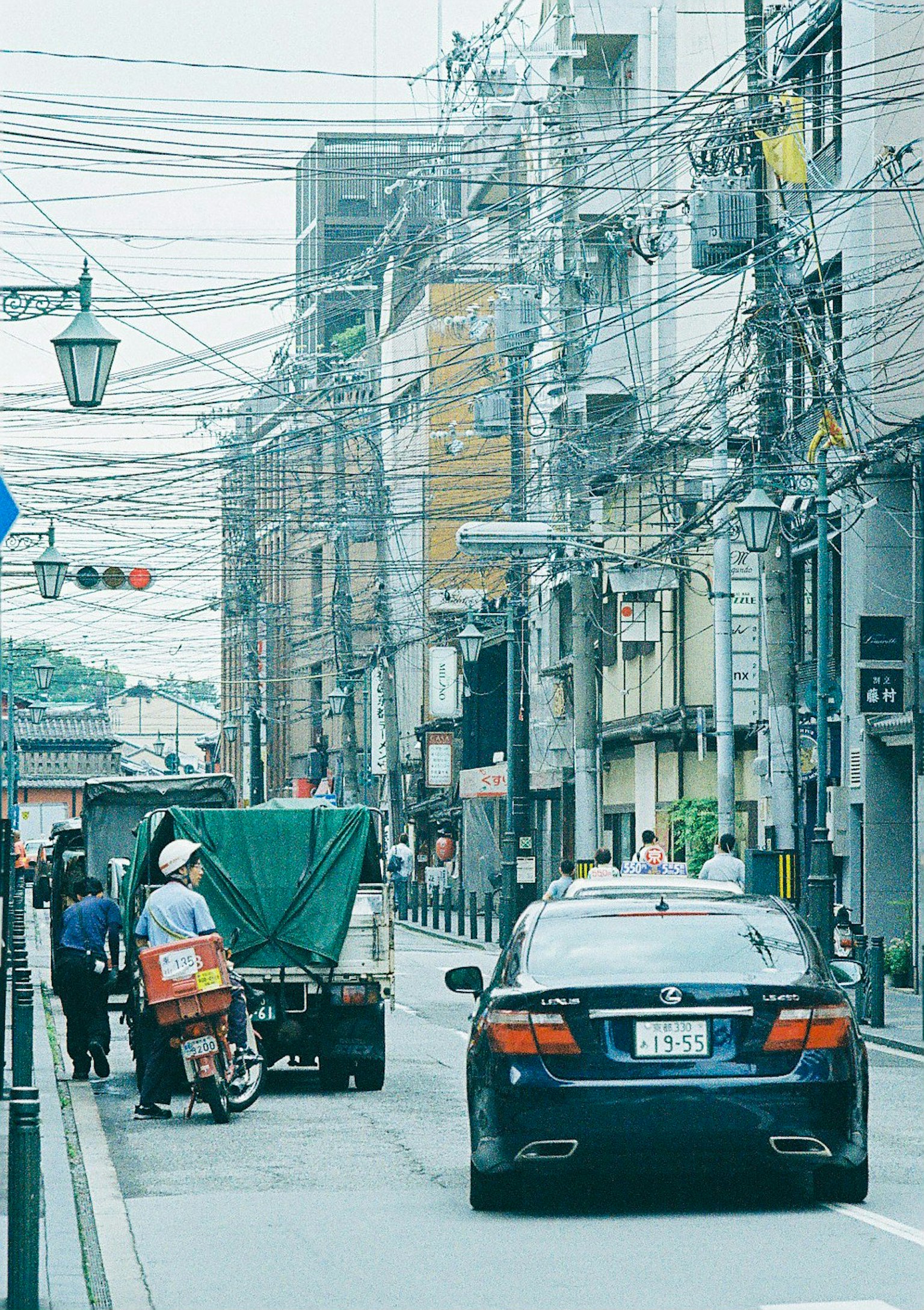 城市街景中汽車和摩托車在行駛
