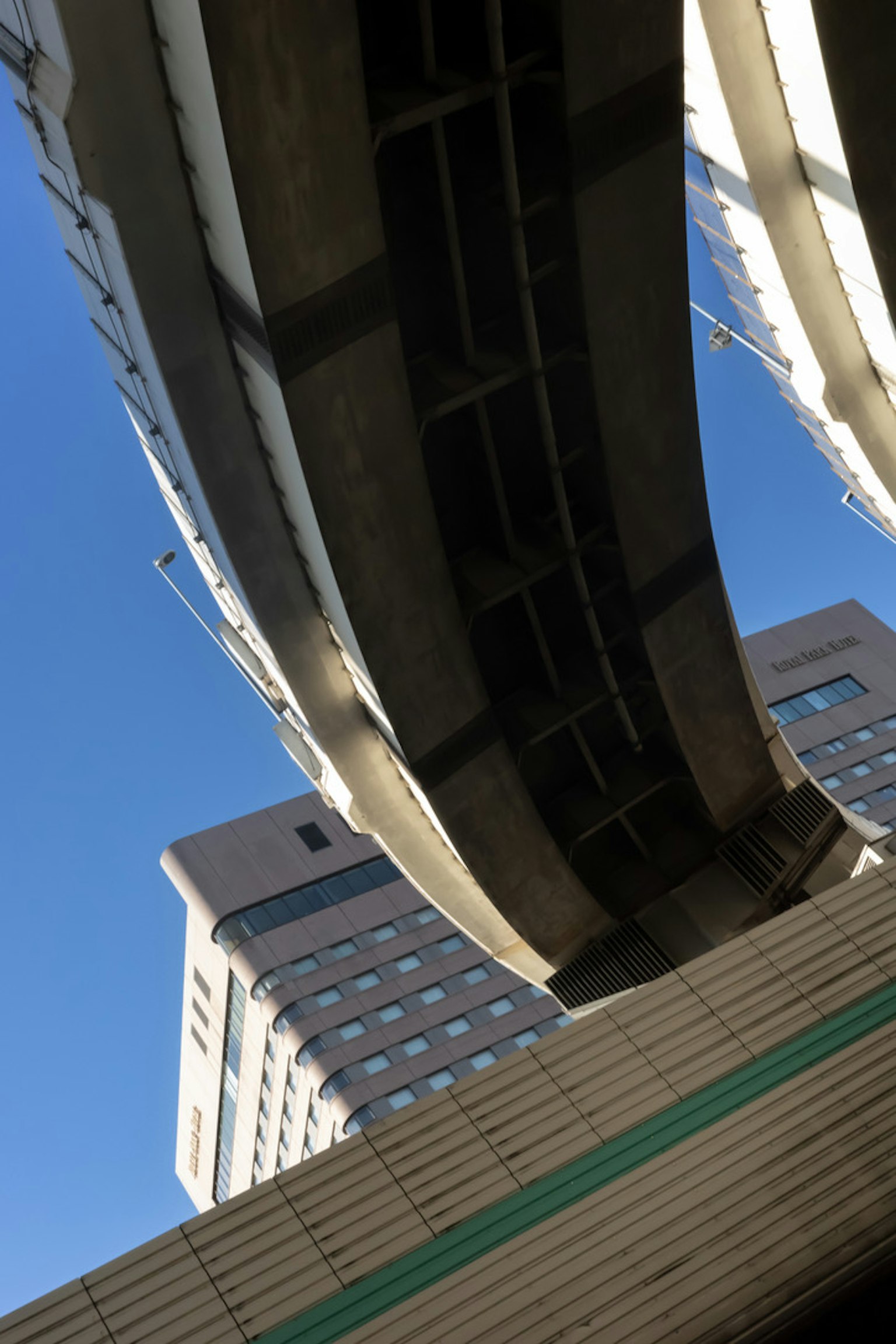Struttura di sovrappasso con edifici sotto un cielo blu chiaro
