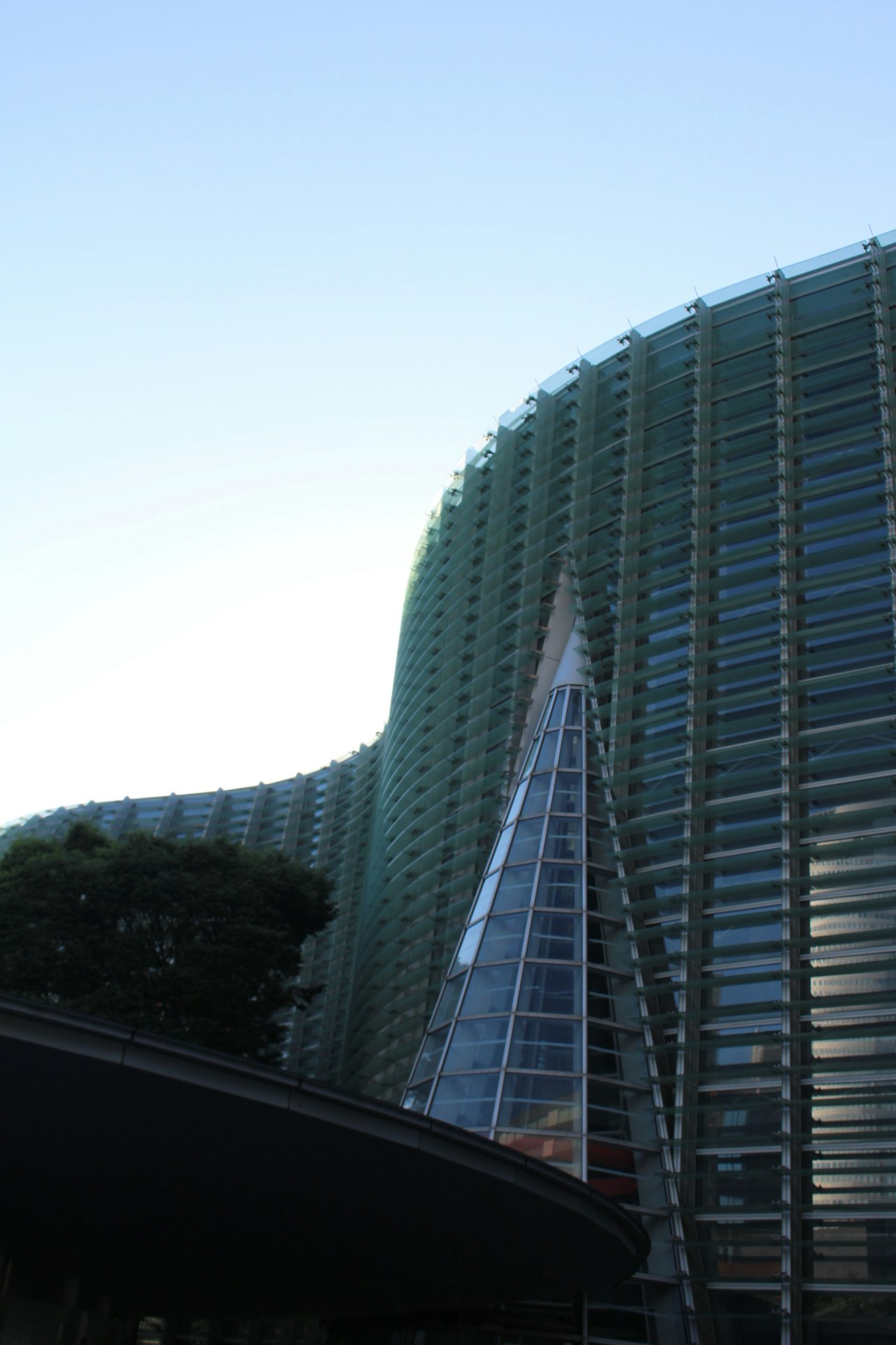湾曲した外壁と高層建築の外観