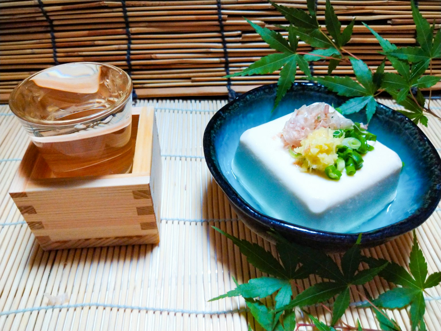 Tofu frais garni de gingembre et d'oignons verts sur une assiette japonaise