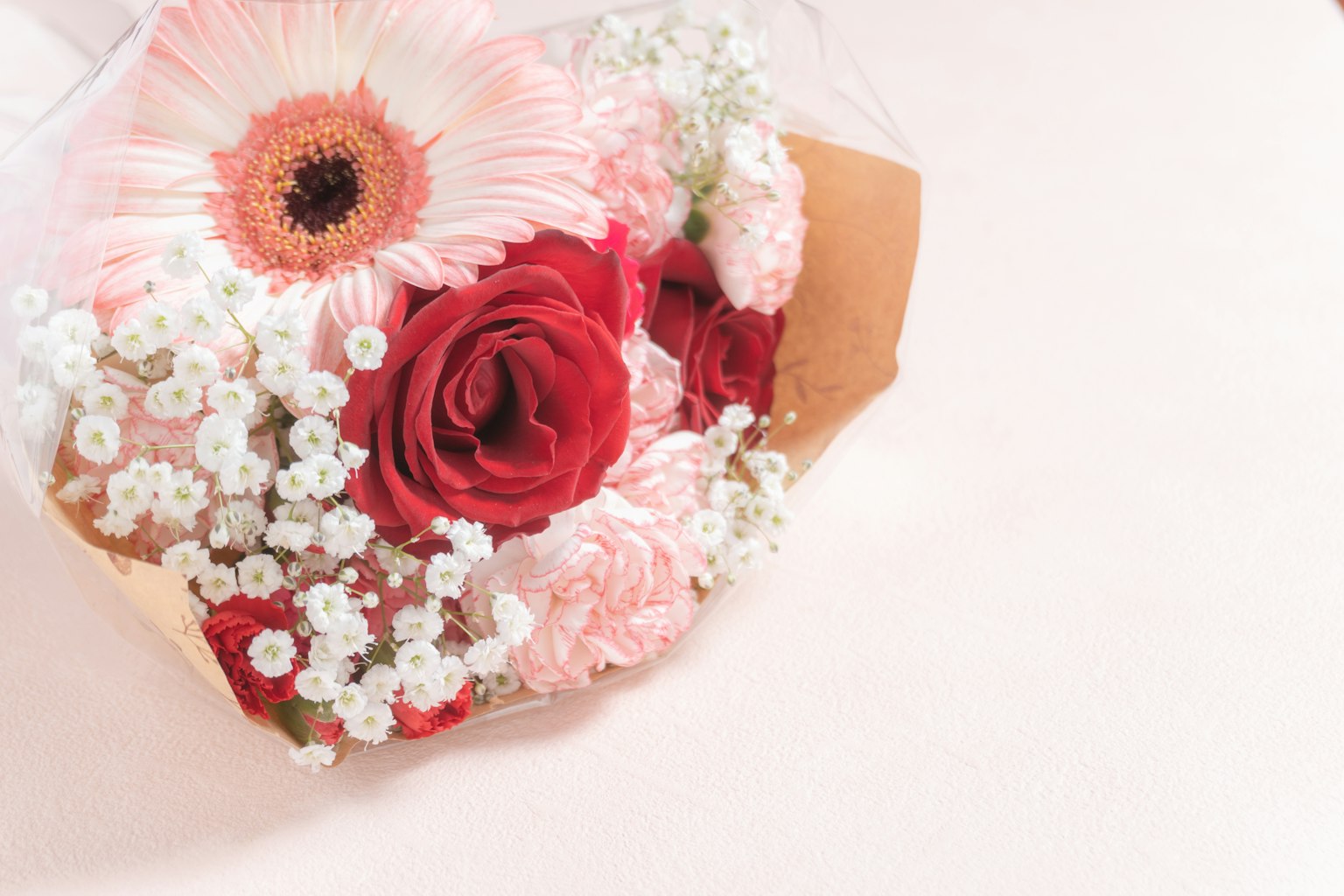 Gros plan d'un magnifique bouquet avec des roses rouges et des gerberas roses