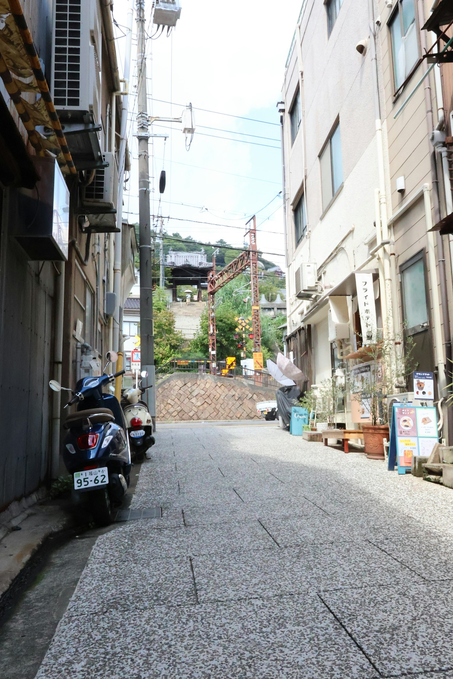 Allée étroite avec des bâtiments et une moto visible