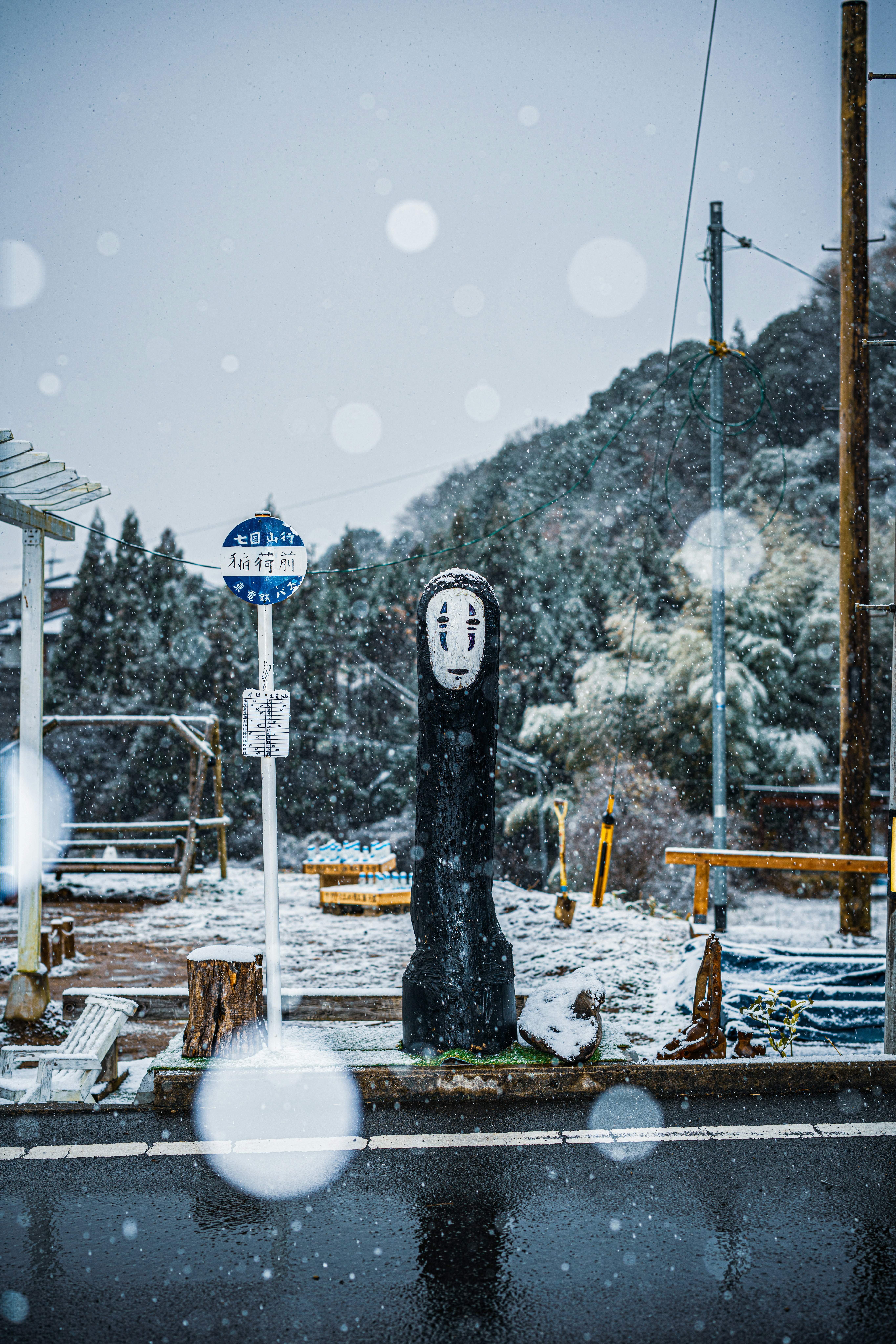 雪中的路邊石碑與路牌