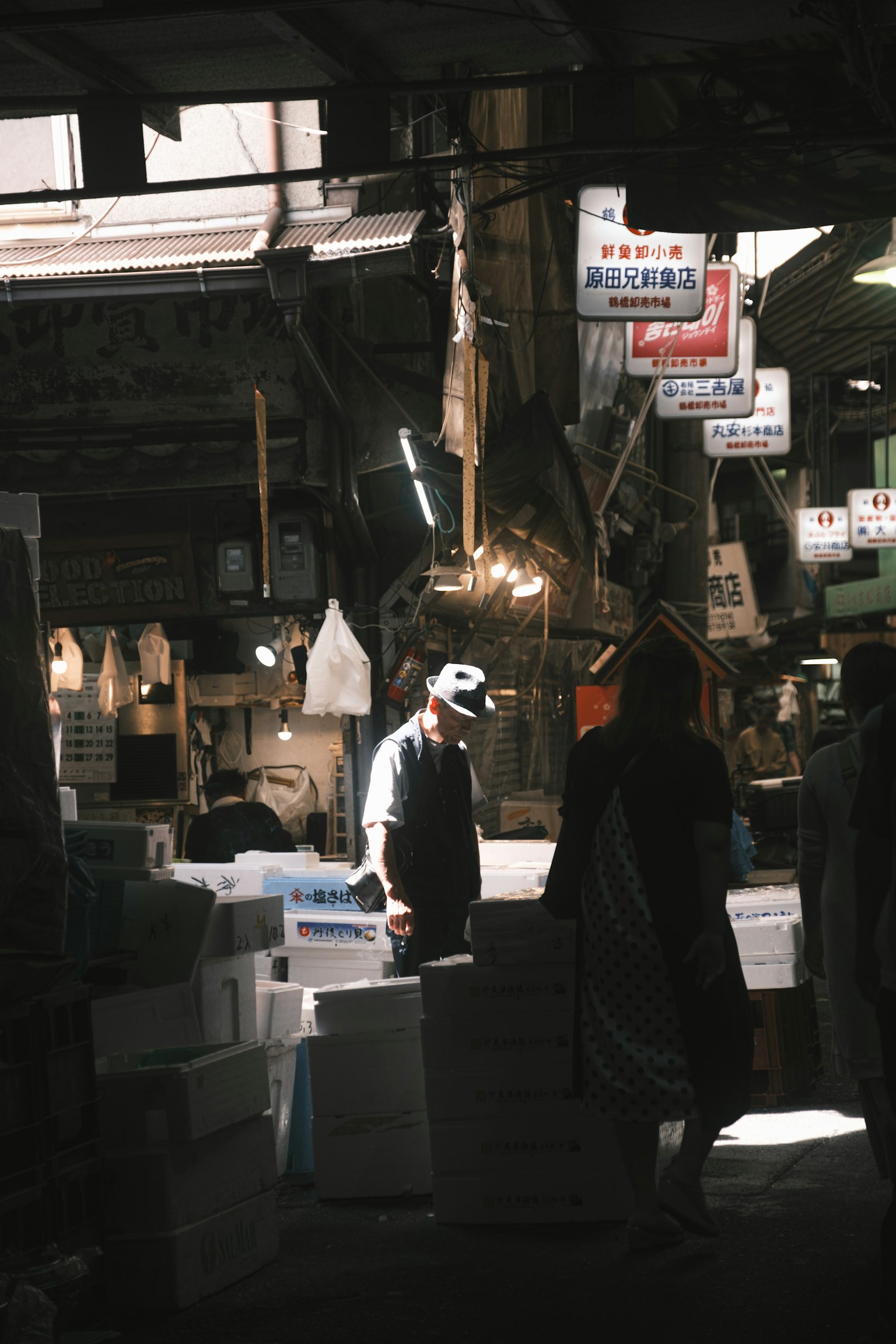 ฉากตลาดที่มีผู้คนทำงานและกล่องซ้อนกัน