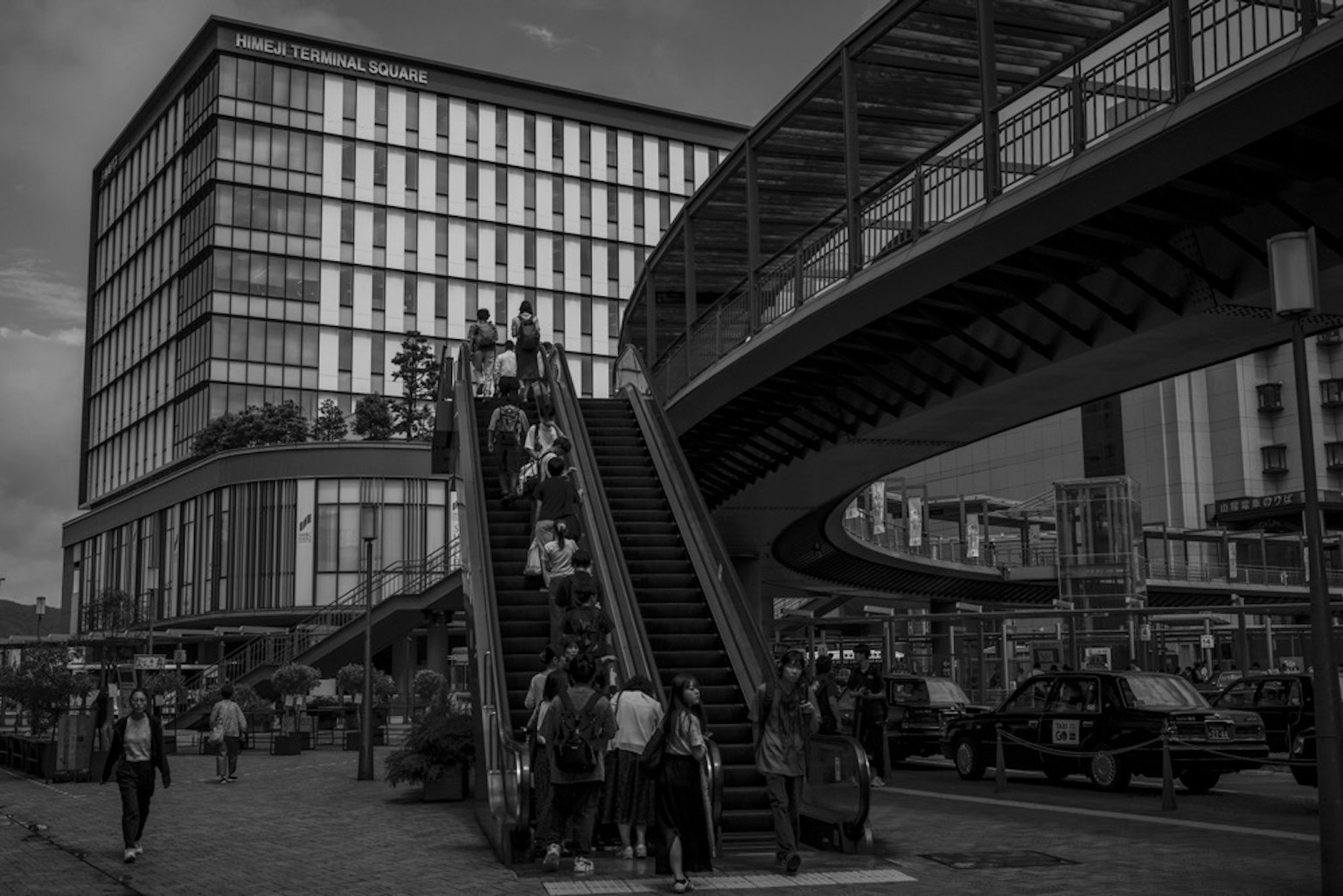 Städtische Szene mit modernem Gebäude und Rolltreppe
