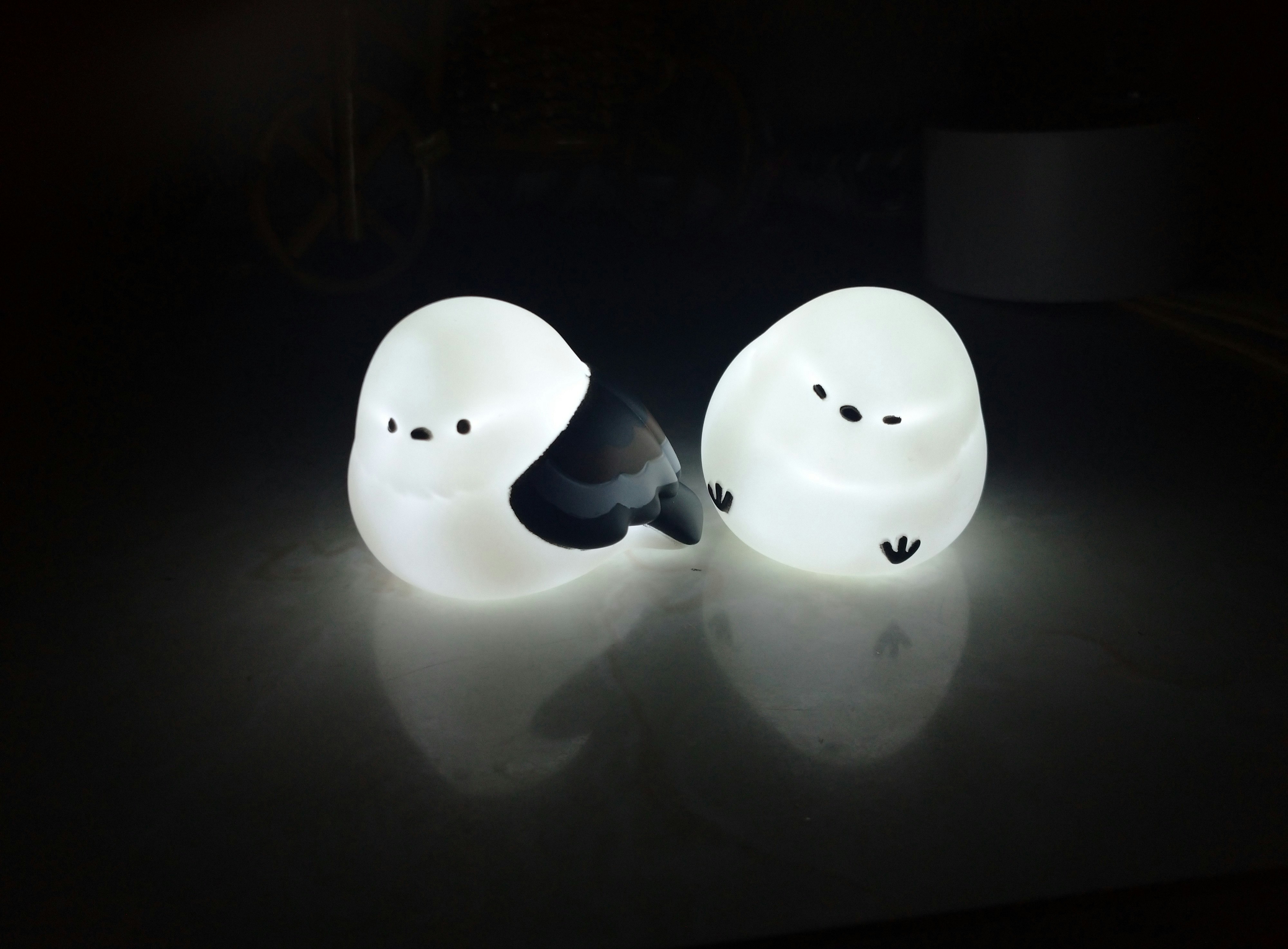 dos pequeñas figuritas de fantasmas blancos abrazadas