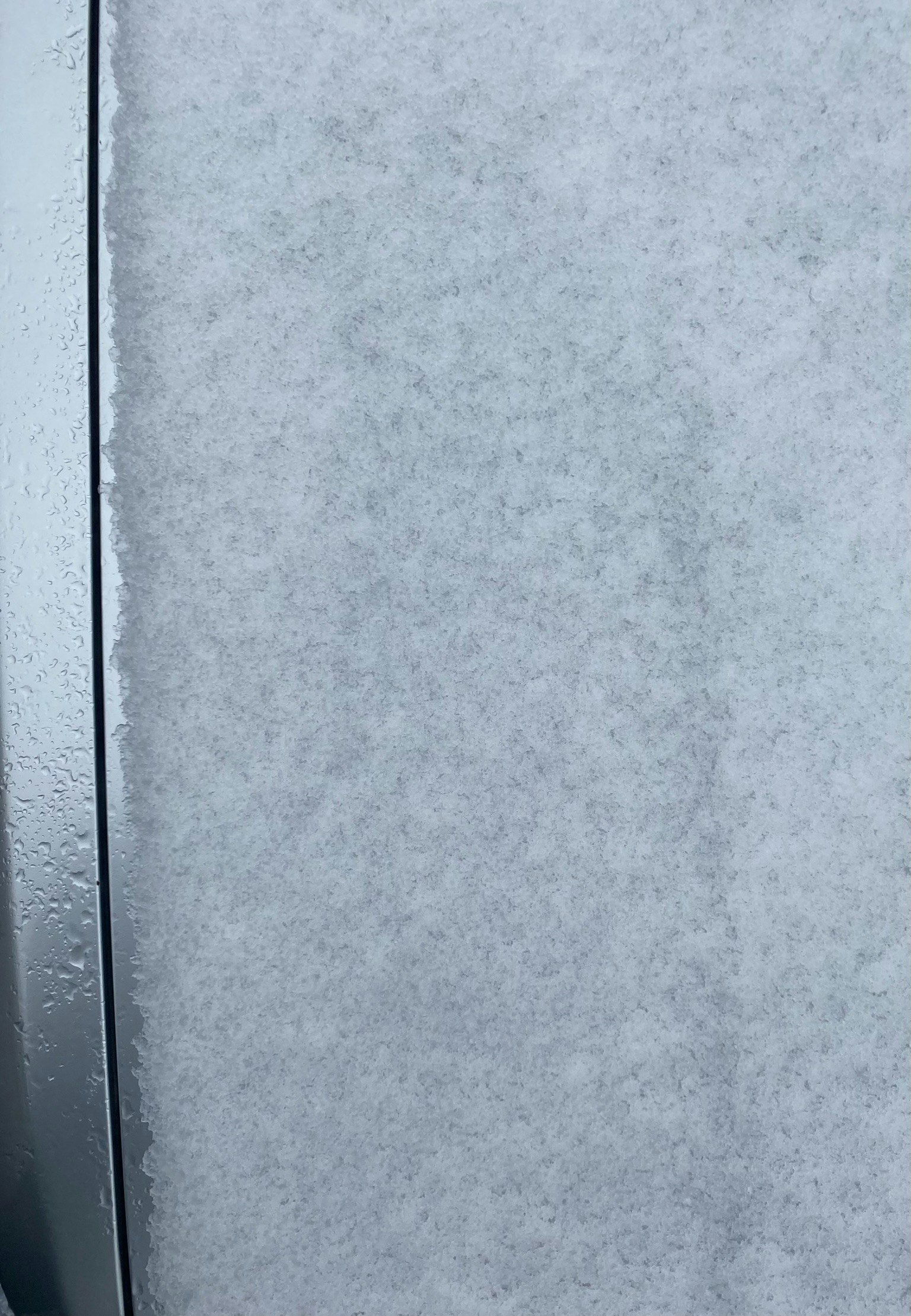 Superficie blu-grigia ghiacciata con un bordo metallico