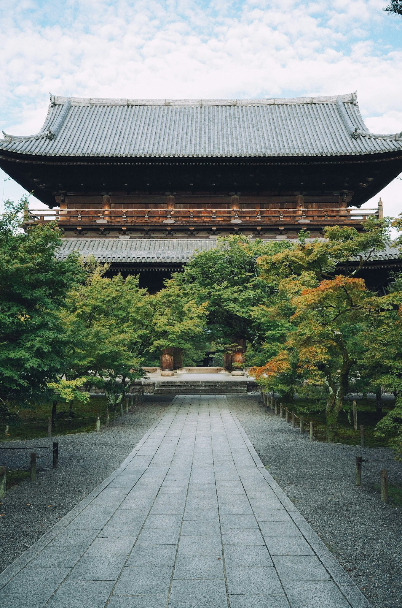 南禅寺の石畳の参道と山門