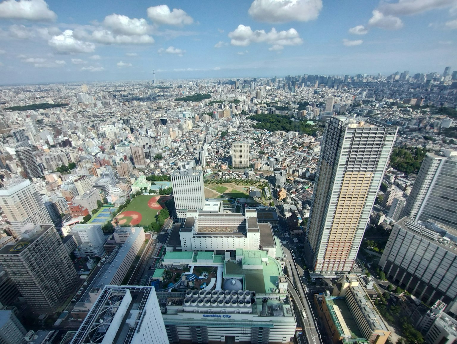 从摩天大楼俯瞰东京的全景城市景观和蓝天