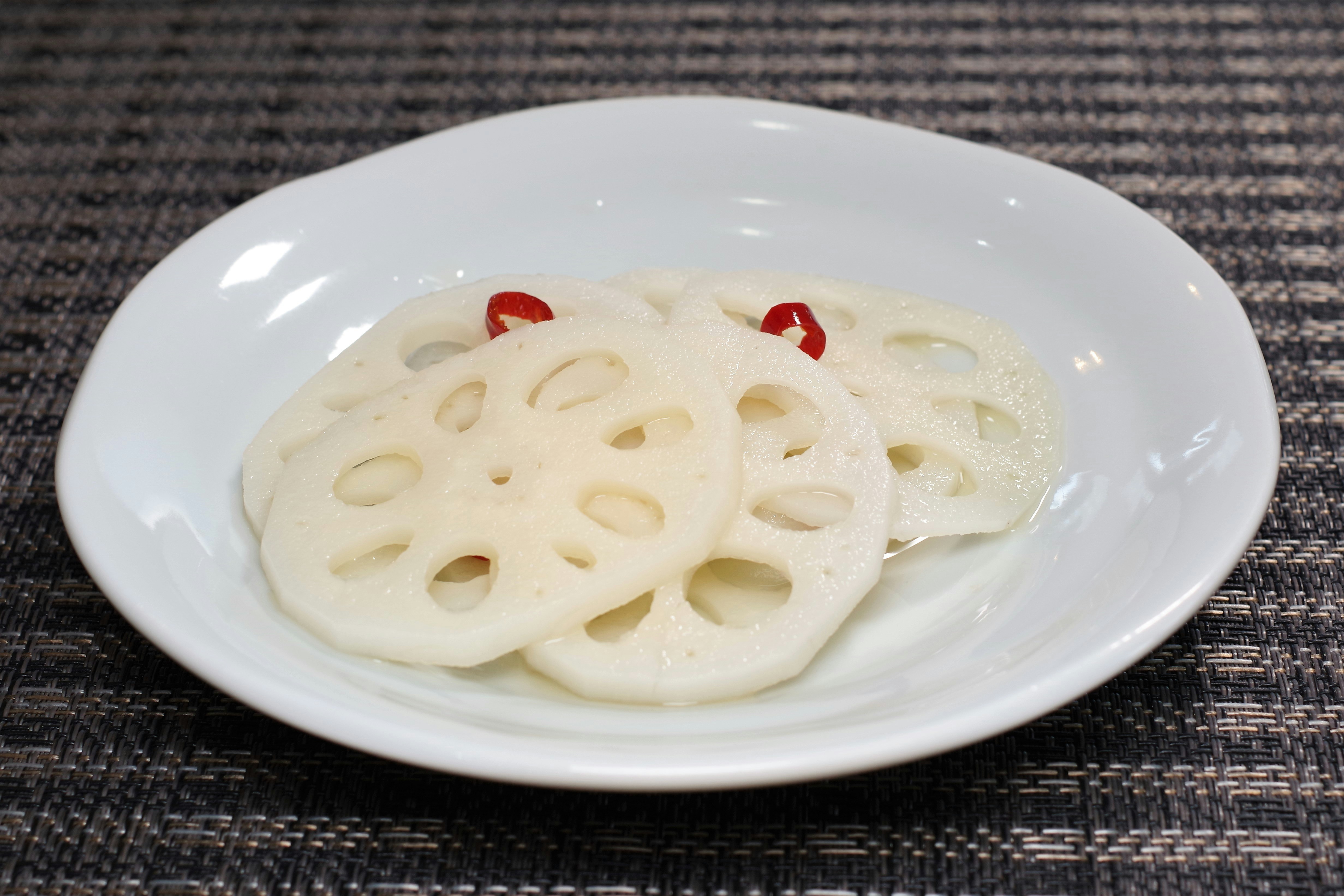 白い皿に盛られた蓮根のスライス